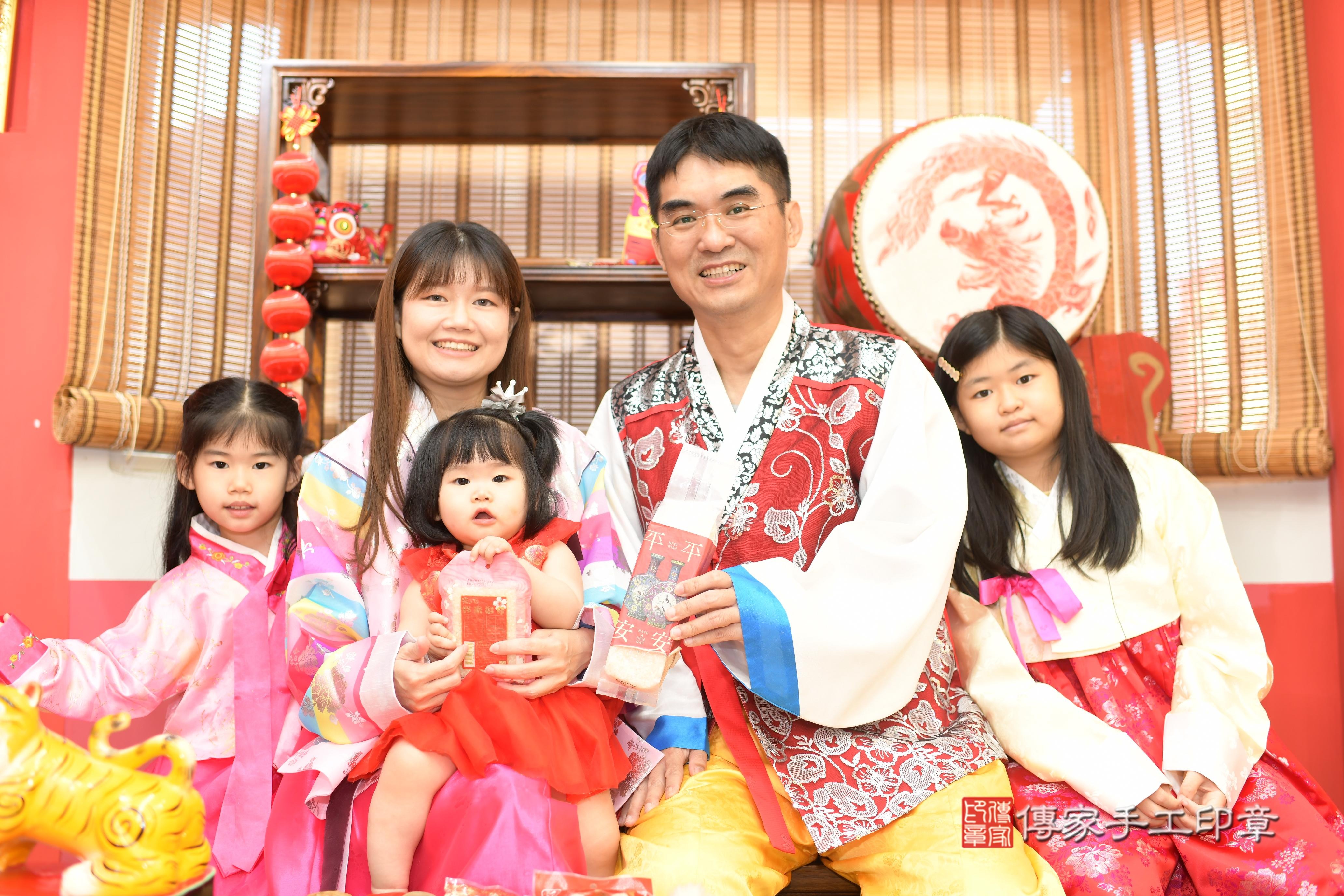 傳家手工印章高雄店、抓周、度脺、中國風會場、傳家嬰兒古禮、吉祥話、抓周道具物品24種、拍照。抓周證書。寶寶抓周、滿周歲、生日快樂、祝福