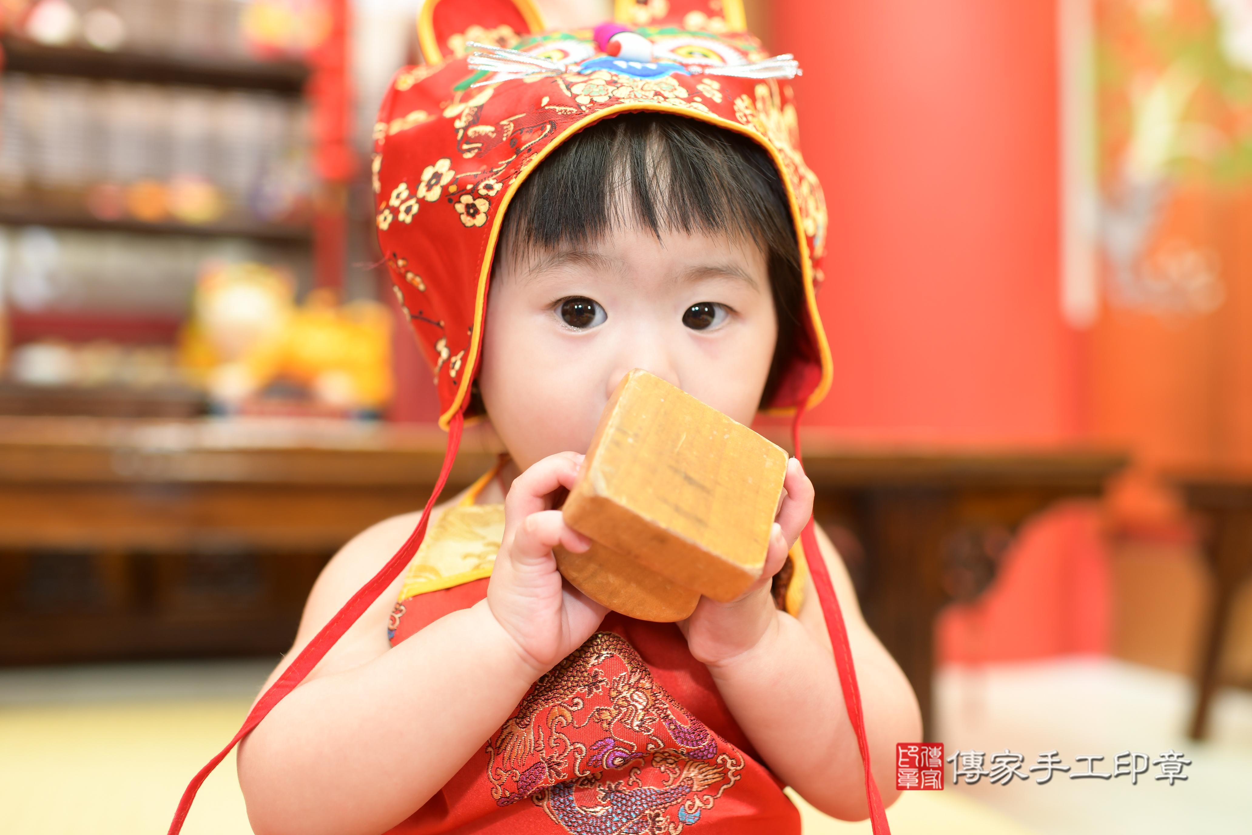 傳家手工印章高雄店、抓周、度脺、中國風會場、傳家嬰兒古禮、吉祥話、抓周道具物品24種、拍照。抓周證書。寶寶抓周、滿周歲、生日快樂、祝福