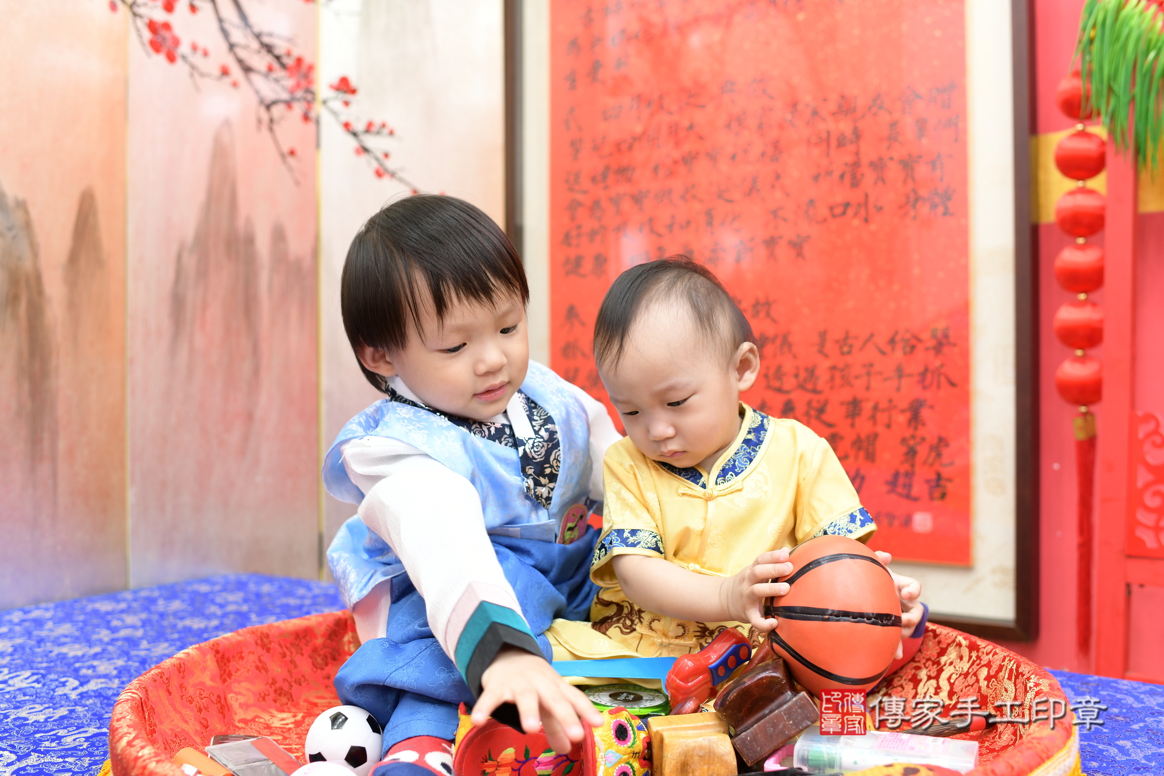 新北市永和區夏夏寶寶抓周推薦：傳家新北店抓周度脺中國風會場，嬰兒古禮抓周流程儀式吉祥話、抓周道具物品24種、拍照。抓周證書。2024.4.21，照片5