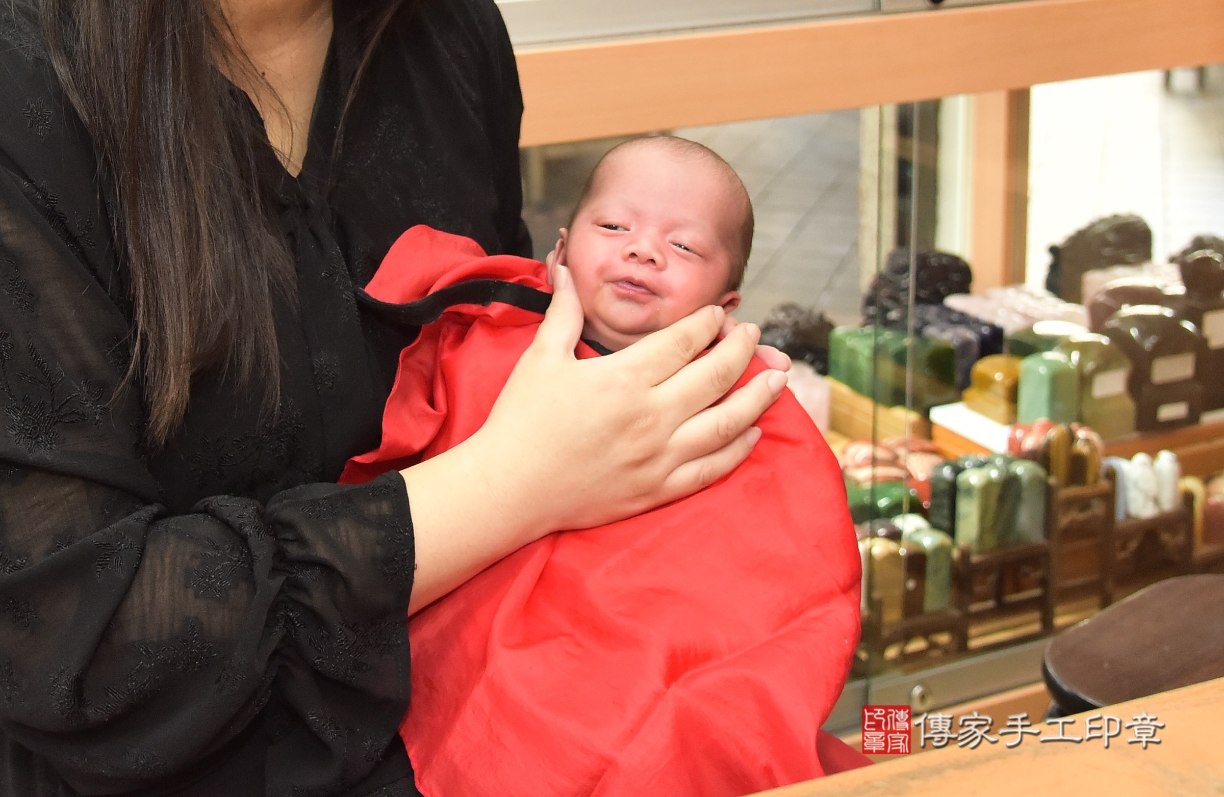 小紜寶寶和小祐寶寶(新北市永和區嬰兒寶寶滿月剃頭理髮、嬰兒剃胎毛儀式吉祥話)。中國風會場，爸媽寶貝穿「日中韓」古裝禮服。專業拍照、證書。★購買「臍帶章、肚臍章、胎毛筆刷印章」贈送：剃頭、收涎、抓周，三選一。2024.4.19，照片13