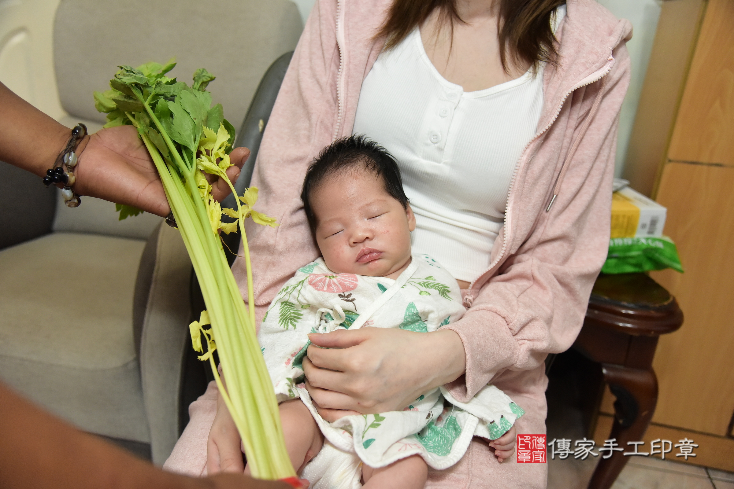 小郁寶寶(新北市板橋區到府嬰兒小郁寶寶滿月剃頭理髮、到府嬰兒剃胎毛儀式吉祥話)。到府剃頭剃胎毛主持、專業拍照、證書。★購買「臍帶章、肚臍章、胎毛筆刷印章」贈送：剃頭、收涎、抓周，三選一。2024.4.21，照片9