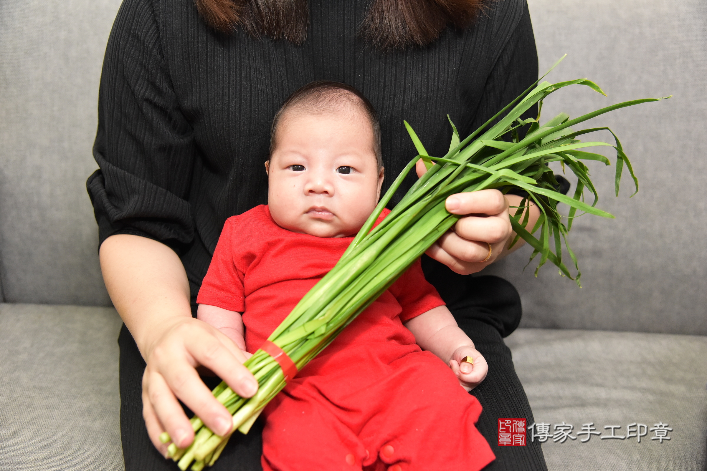 承承寶寶(新北市新店區到府嬰兒承承寶寶滿月剃頭理髮、到府嬰兒剃胎毛儀式吉祥話)。到府剃頭剃胎毛主持、專業拍照、證書。★購買「臍帶章、肚臍章、胎毛筆刷印章」贈送：剃頭、收涎、抓周，三選一。2024.4.29，照片10