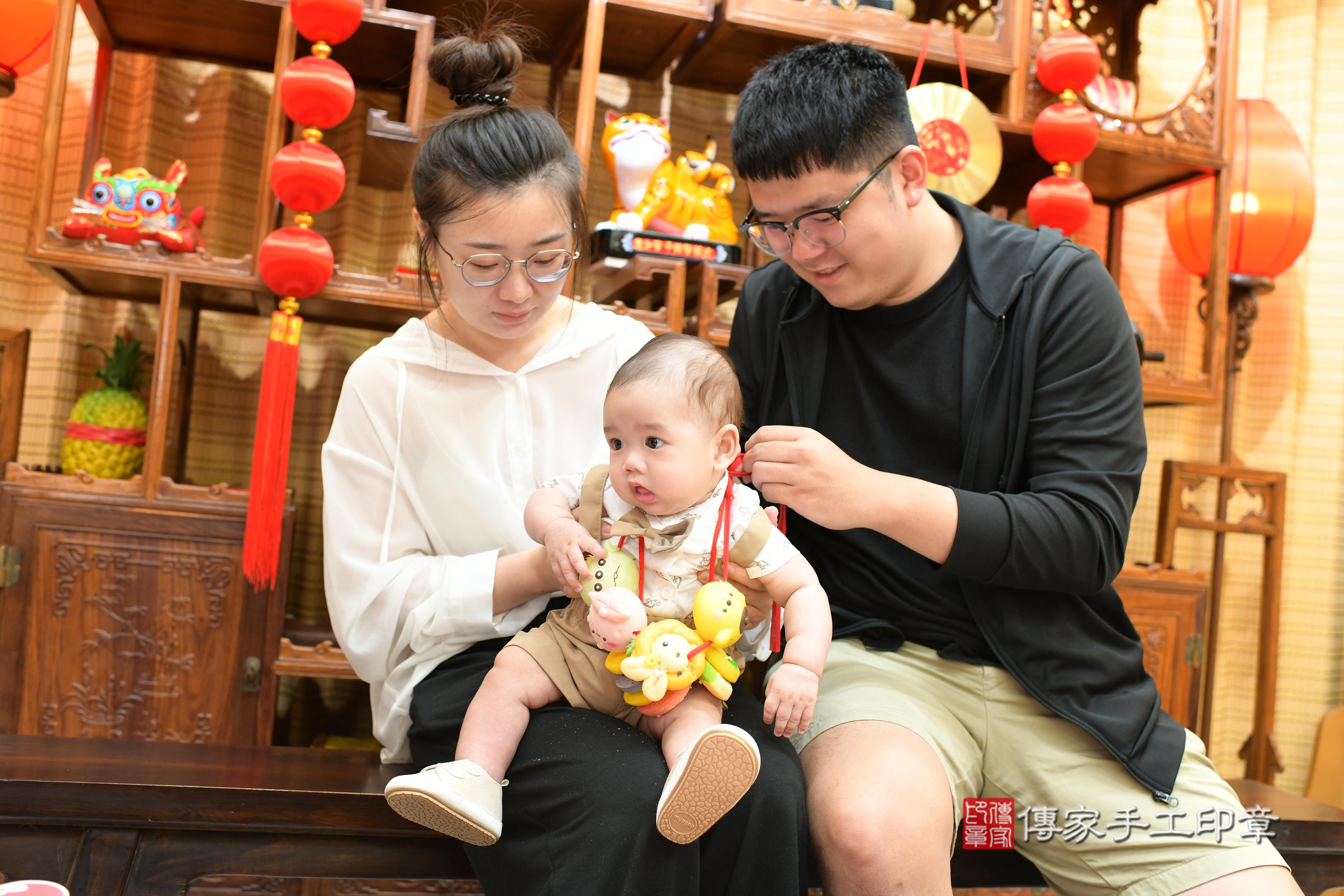 傳家手工印章台南店、抓周、度脺、中國風會場、傳家嬰兒古禮、吉祥話、抓周道具物品24種、拍照。抓周證書。寶寶抓周、滿周歲、生日快樂、祝福