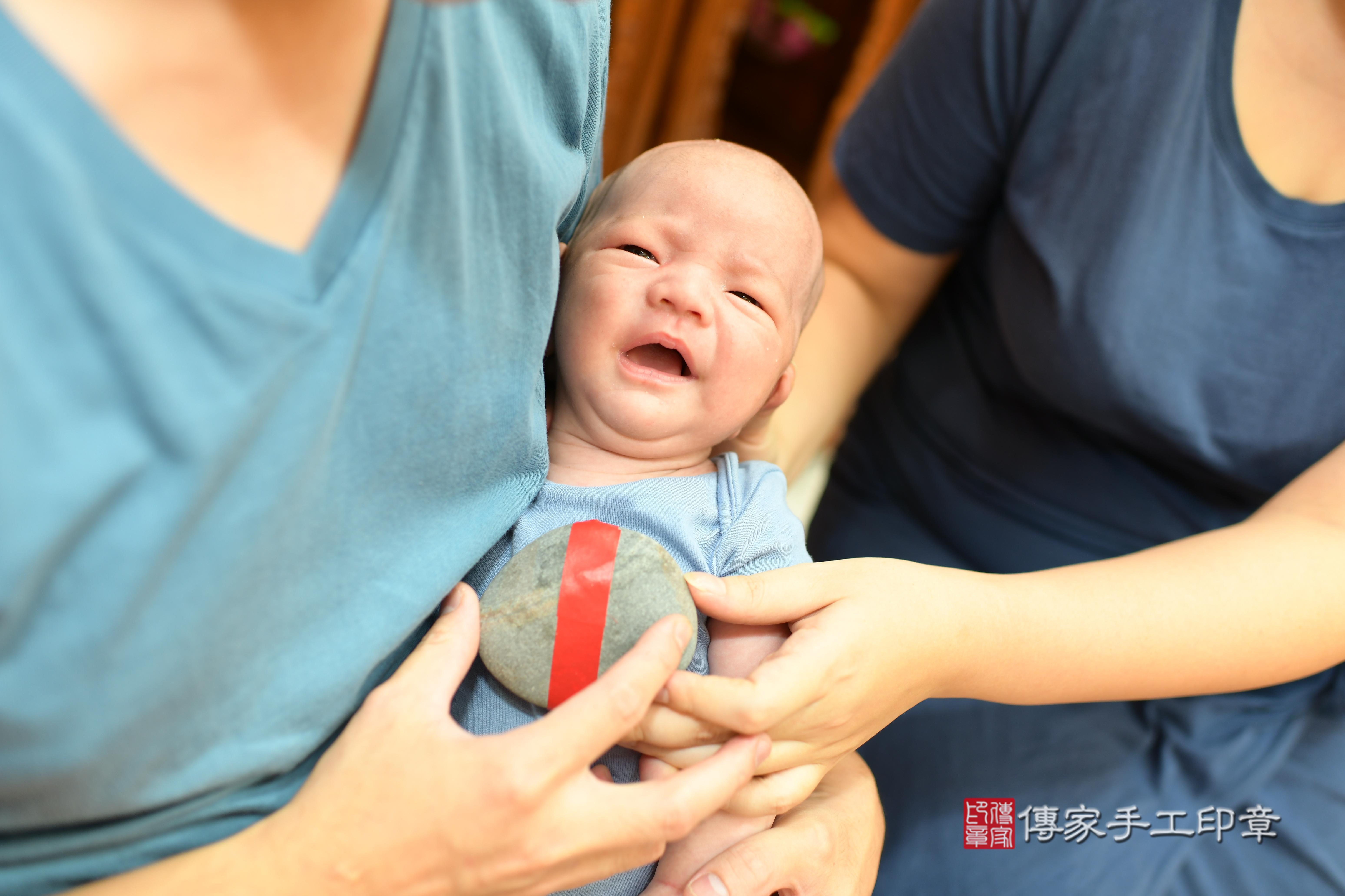 傳家手工印章台南店、抓周、度脺、中國風會場、傳家嬰兒古禮、吉祥話、抓周道具物品24種、拍照。抓周證書。寶寶抓周、滿周歲、生日快樂、祝福