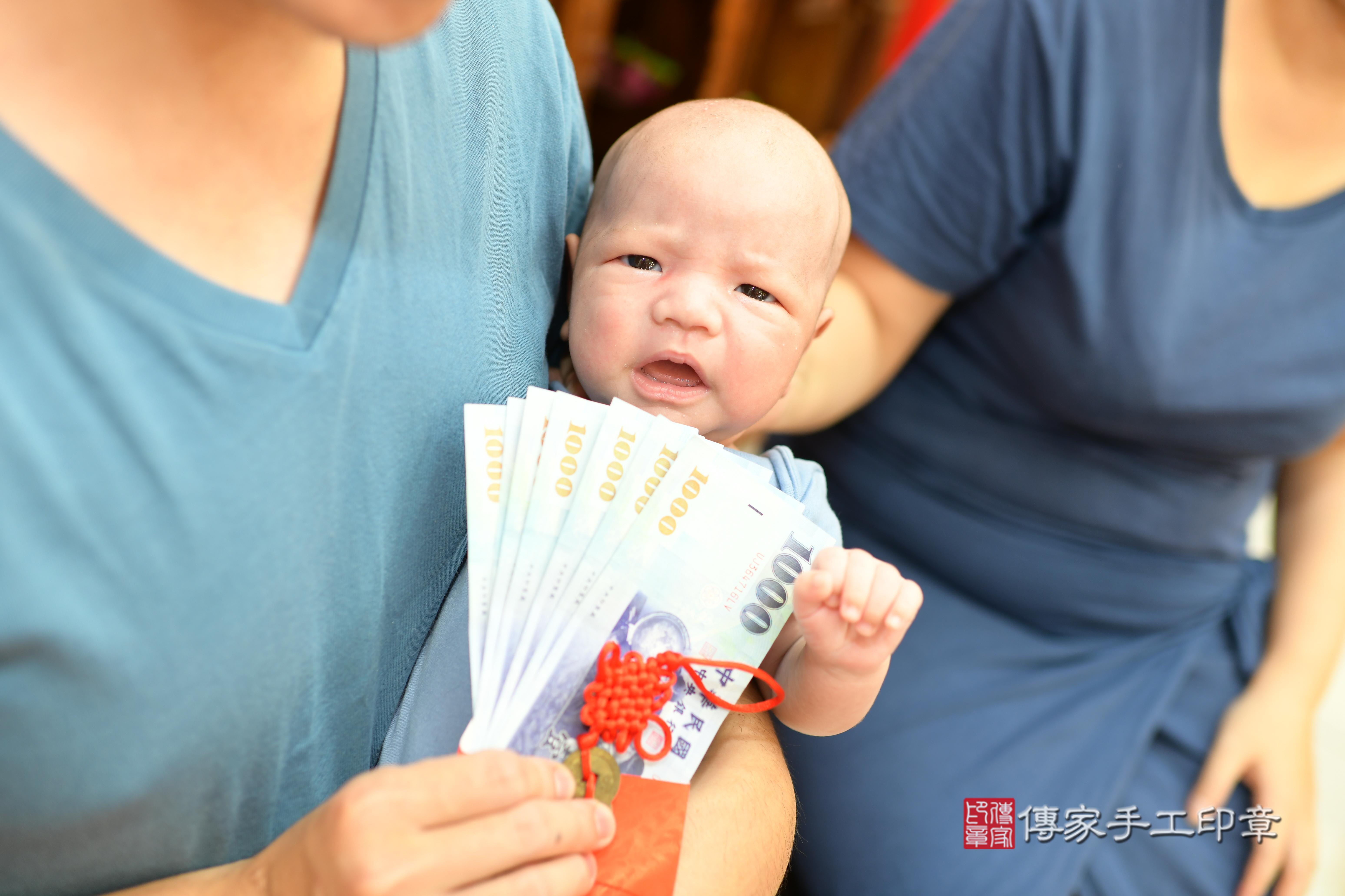 傳家手工印章台南店、抓周、度脺、中國風會場、傳家嬰兒古禮、吉祥話、抓周道具物品24種、拍照。抓周證書。寶寶抓周、滿周歲、生日快樂、祝福