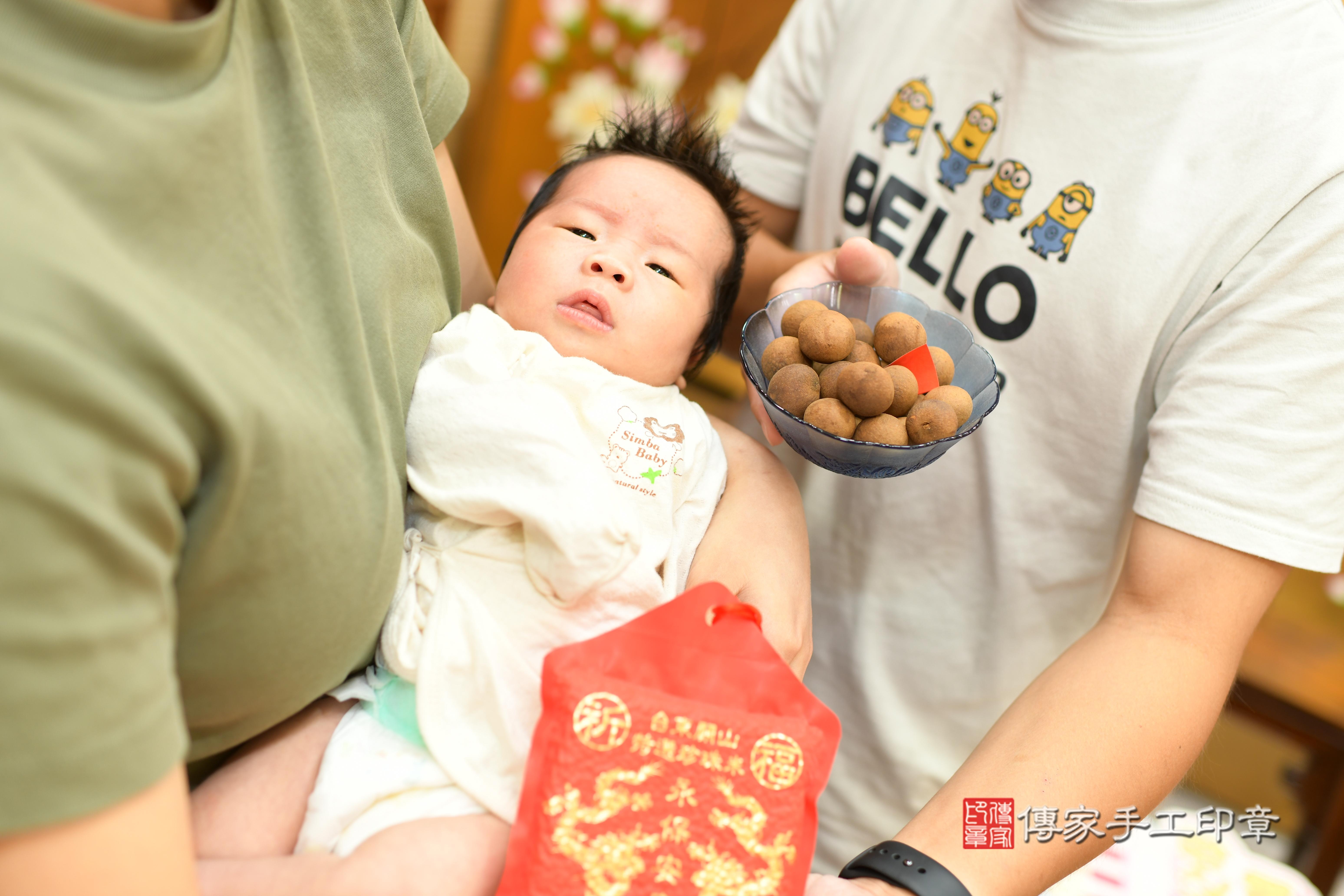 傳家手工印章台南店、抓周、度脺、中國風會場、傳家嬰兒古禮、吉祥話、抓周道具物品24種、拍照。抓周證書。寶寶抓周、滿周歲、生日快樂、祝福