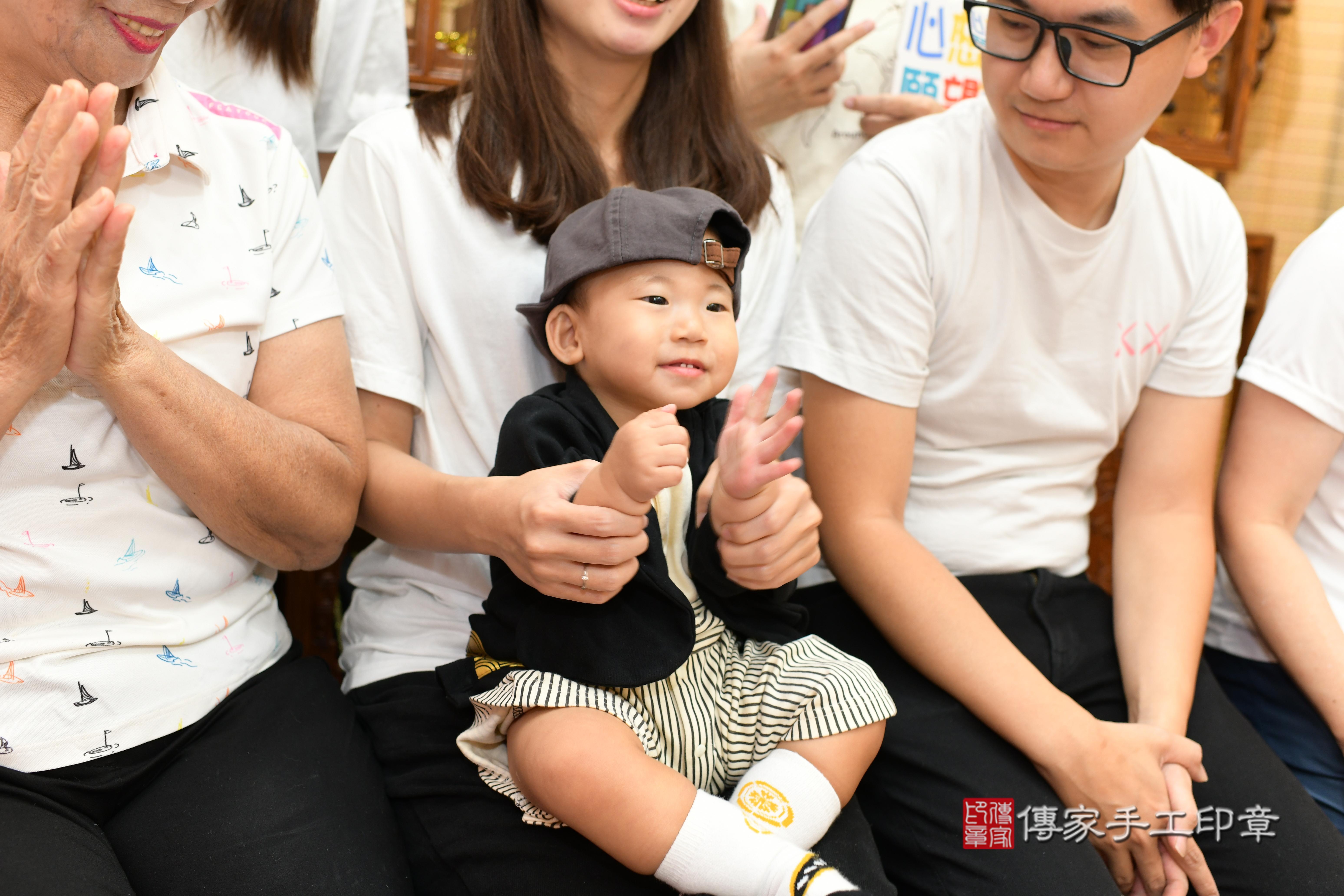 傳家手工印章台南店、抓周、度脺、中國風會場、傳家嬰兒古禮、吉祥話、抓周道具物品24種、拍照。抓周證書。寶寶抓周、滿周歲、生日快樂、祝福