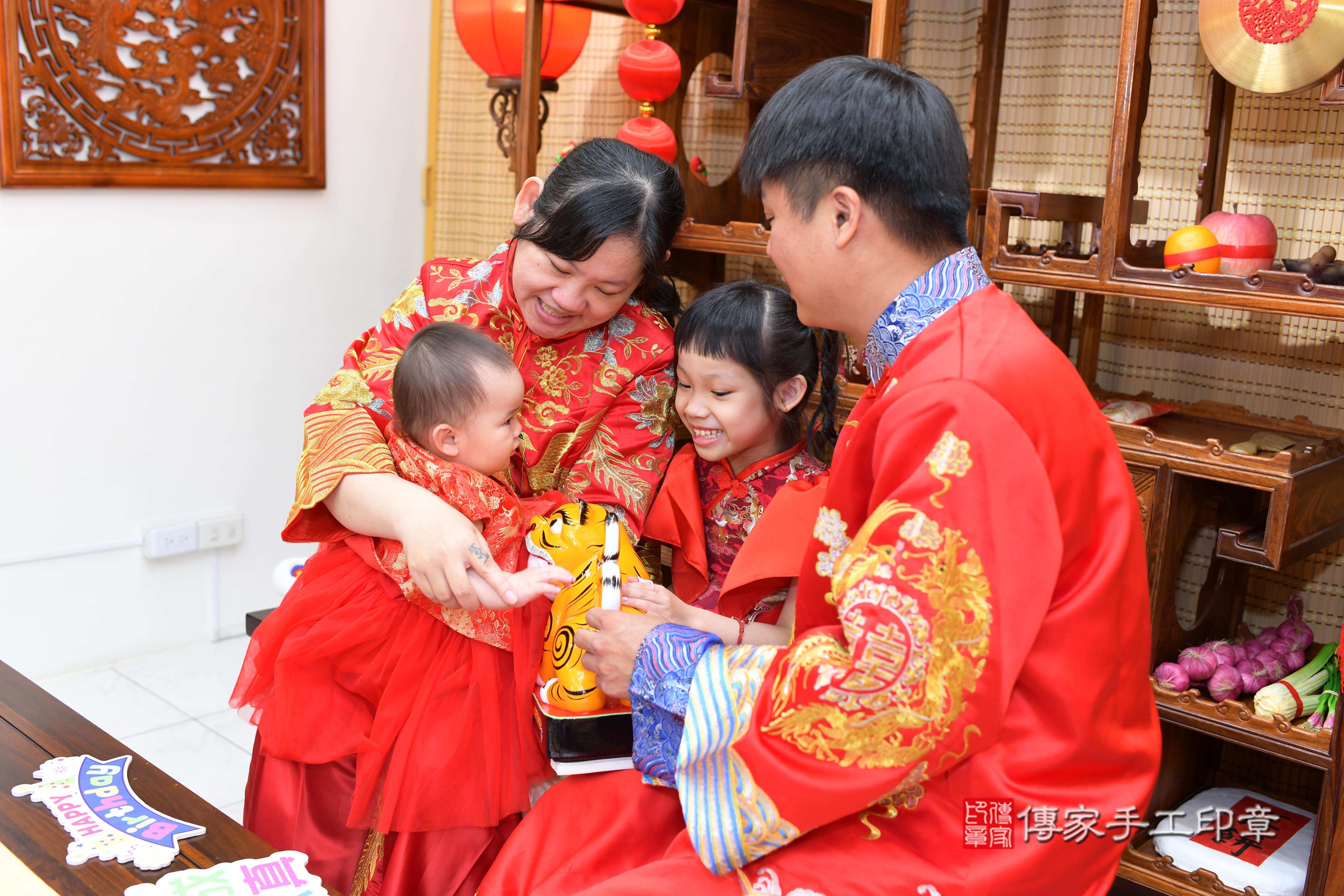 傳家手工印章台南店、抓周、度脺、中國風會場、傳家嬰兒古禮、吉祥話、抓周道具物品24種、拍照。抓周證書。寶寶抓周、滿周歲、生日快樂、祝福