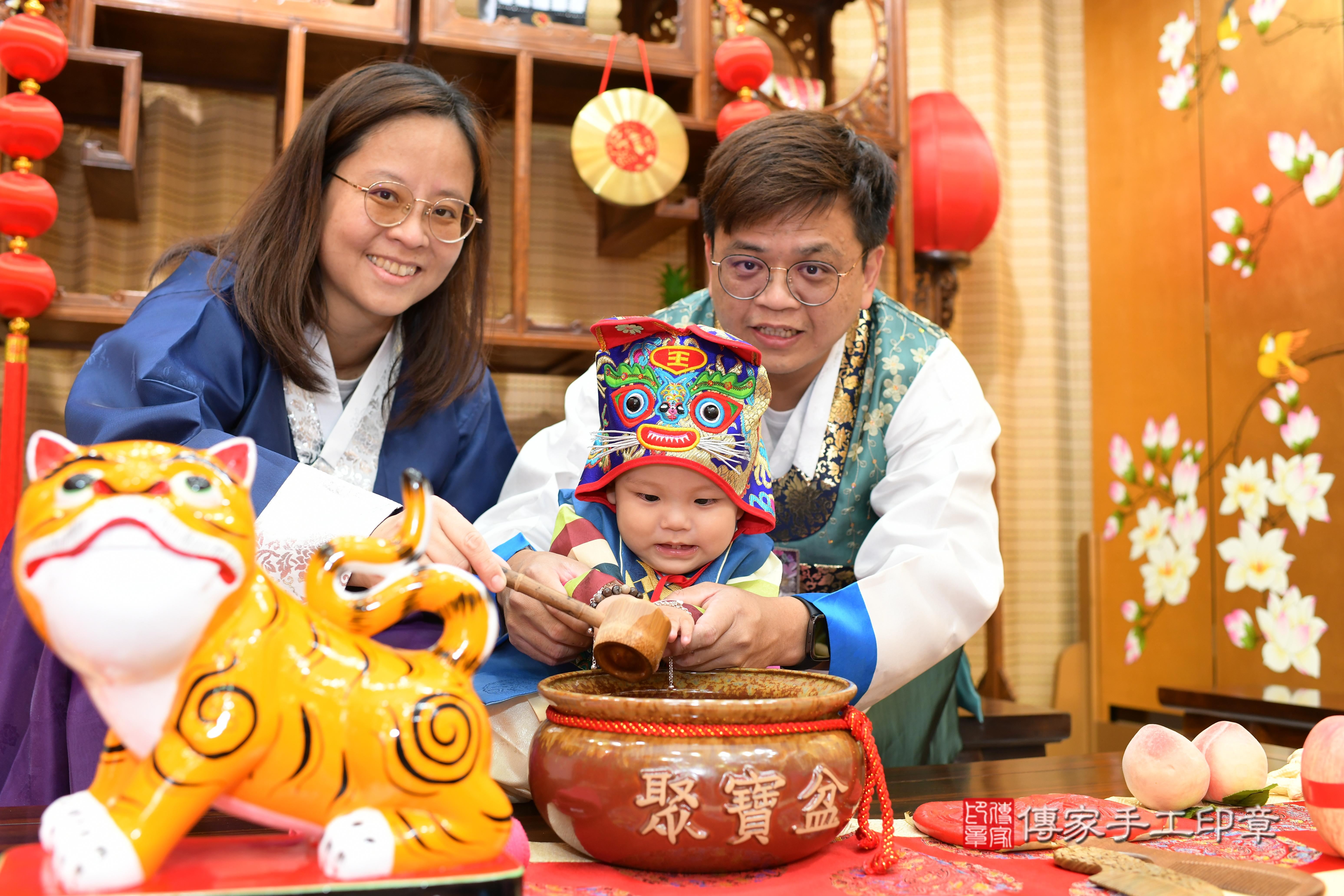 傳家手工印章台南店、抓周、度脺、中國風會場、傳家嬰兒古禮、吉祥話、抓周道具物品24種、拍照。抓周證書。寶寶抓周、滿周歲、生日快樂、祝福