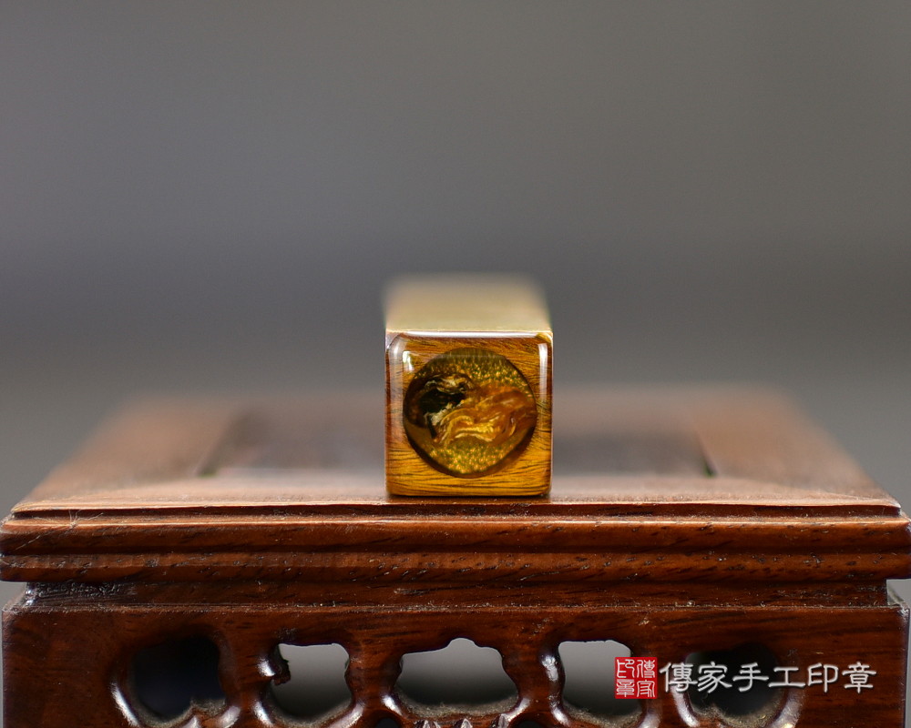光澤耀眼-帶眼綠檀木 發財印章-傳家手工印章(傳家手工印章高雄店2024.5.17) 