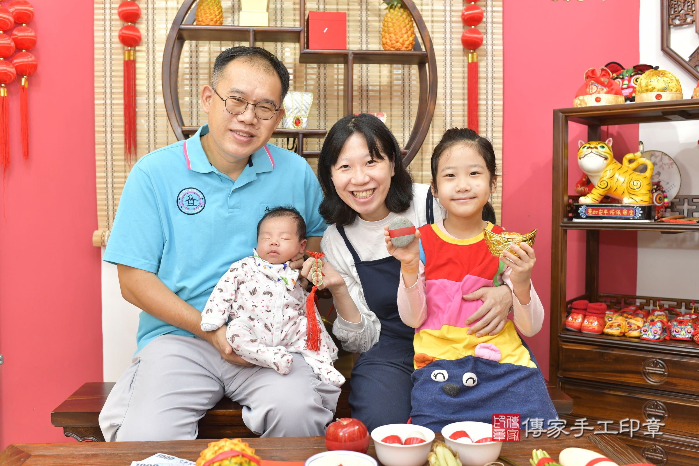 小恒寶寶(新竹市香山區嬰兒寶寶滿月剃頭理髮、嬰兒剃胎毛儀式吉祥話)。中國風會場，爸媽寶貝穿「日中韓」古裝禮服。專業拍照、證書。★購買「臍帶章、肚臍章、胎毛筆刷印章」贈送：剃頭、收涎、抓周，三選一。2024.5.15，照片4