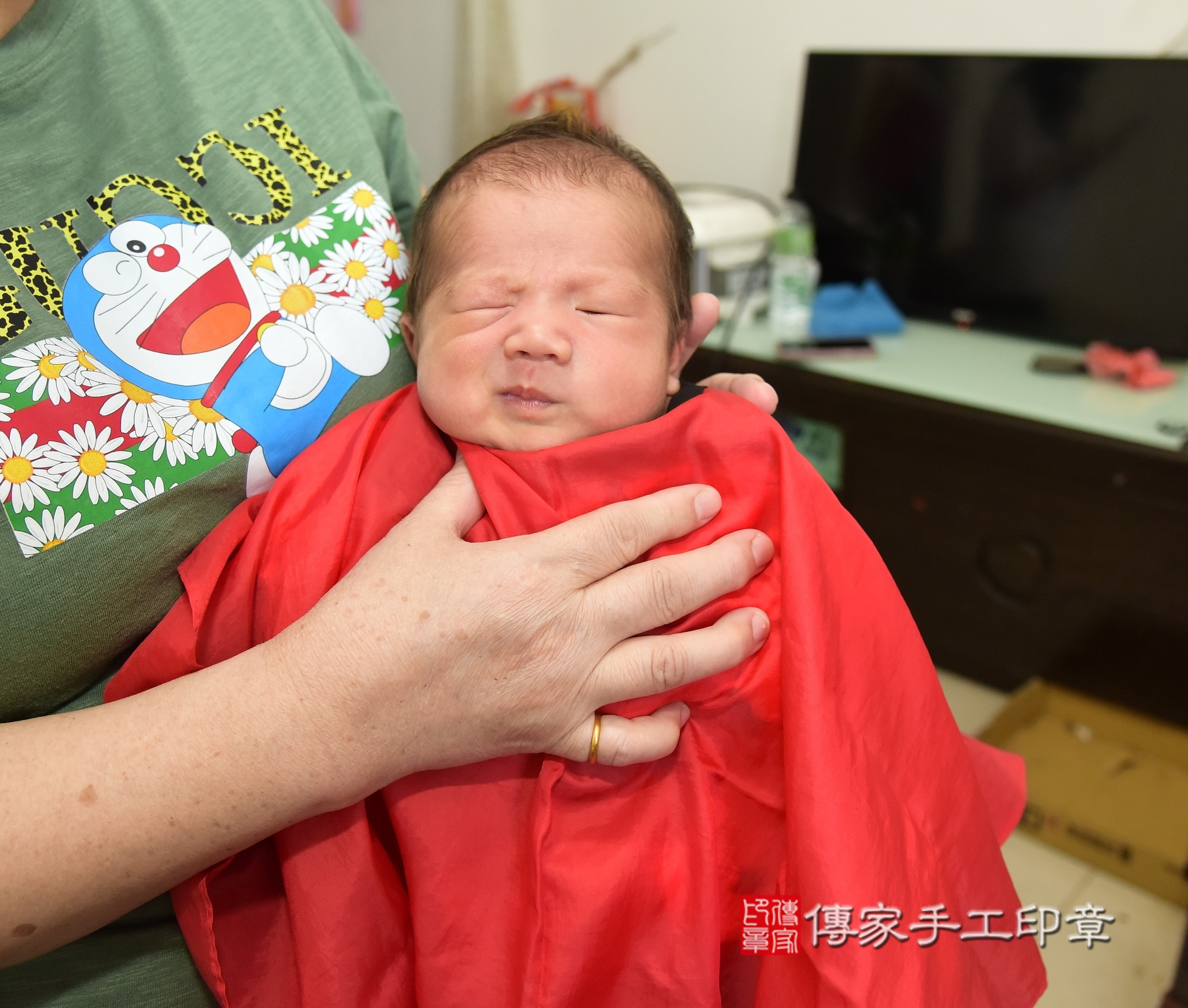 諺諺寶寶(新北市汐止區到府嬰兒諺諺寶寶滿月剃頭理髮、到府嬰兒剃胎毛儀式吉祥話)。到府剃頭剃胎毛主持、專業拍照、證書。★購買「臍帶章、肚臍章、胎毛筆刷印章」贈送：剃頭、收涎、抓周，三選一。2024.5.16，照片12