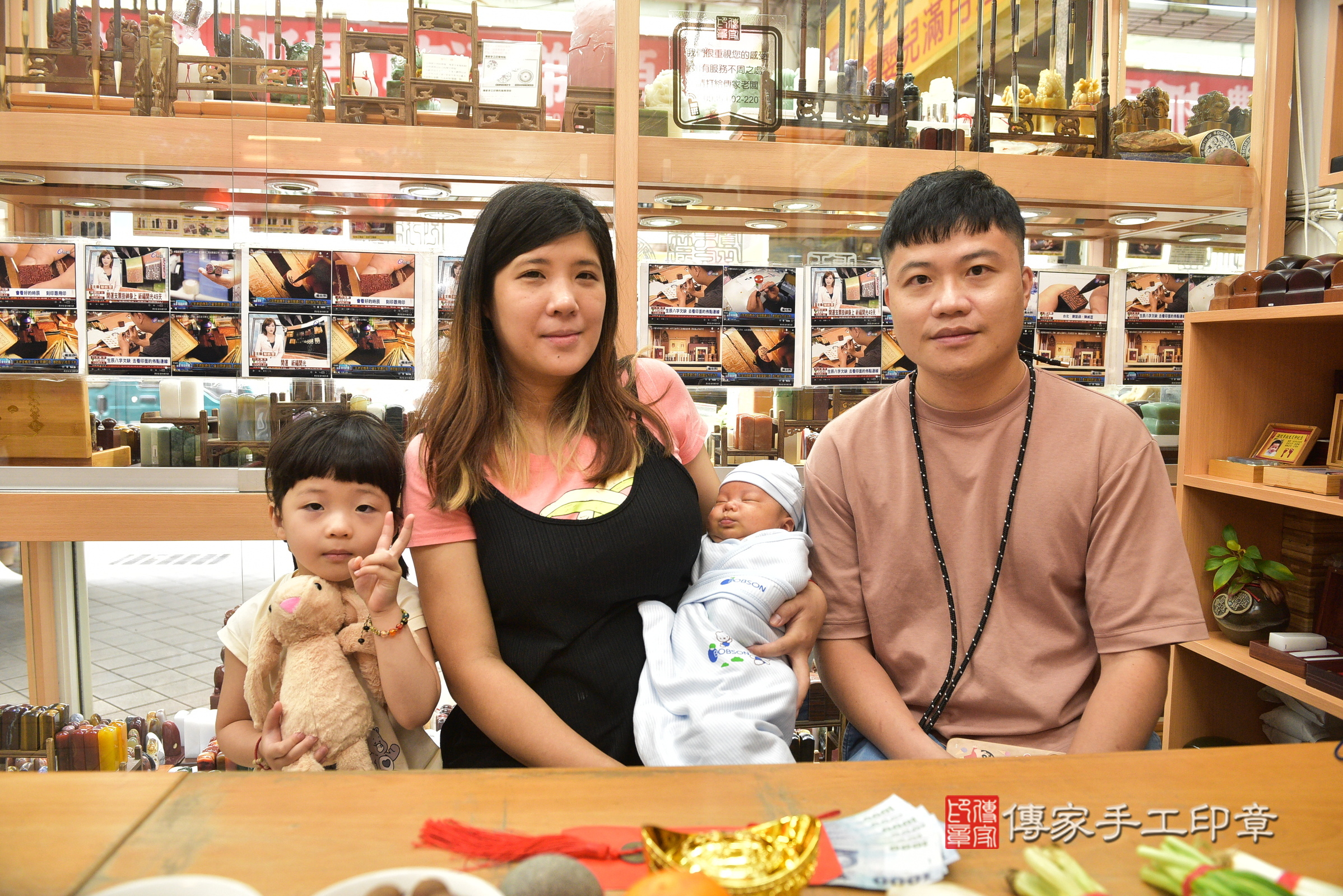 睿睿寶寶(新北市永和區嬰兒寶寶滿月剃頭理髮、嬰兒剃胎毛儀式吉祥話)。中國風會場，爸媽寶貝穿「日中韓」古裝禮服。專業拍照、證書。★購買「臍帶章、肚臍章、胎毛筆刷印章」贈送：剃頭、收涎、抓周，三選一。2024.5.20，照片2