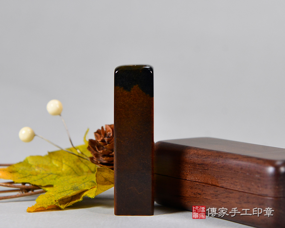 金光閃閃又掌握權力的黃藍虎眼石 (傳家手工印章新北店 2024.5.24)