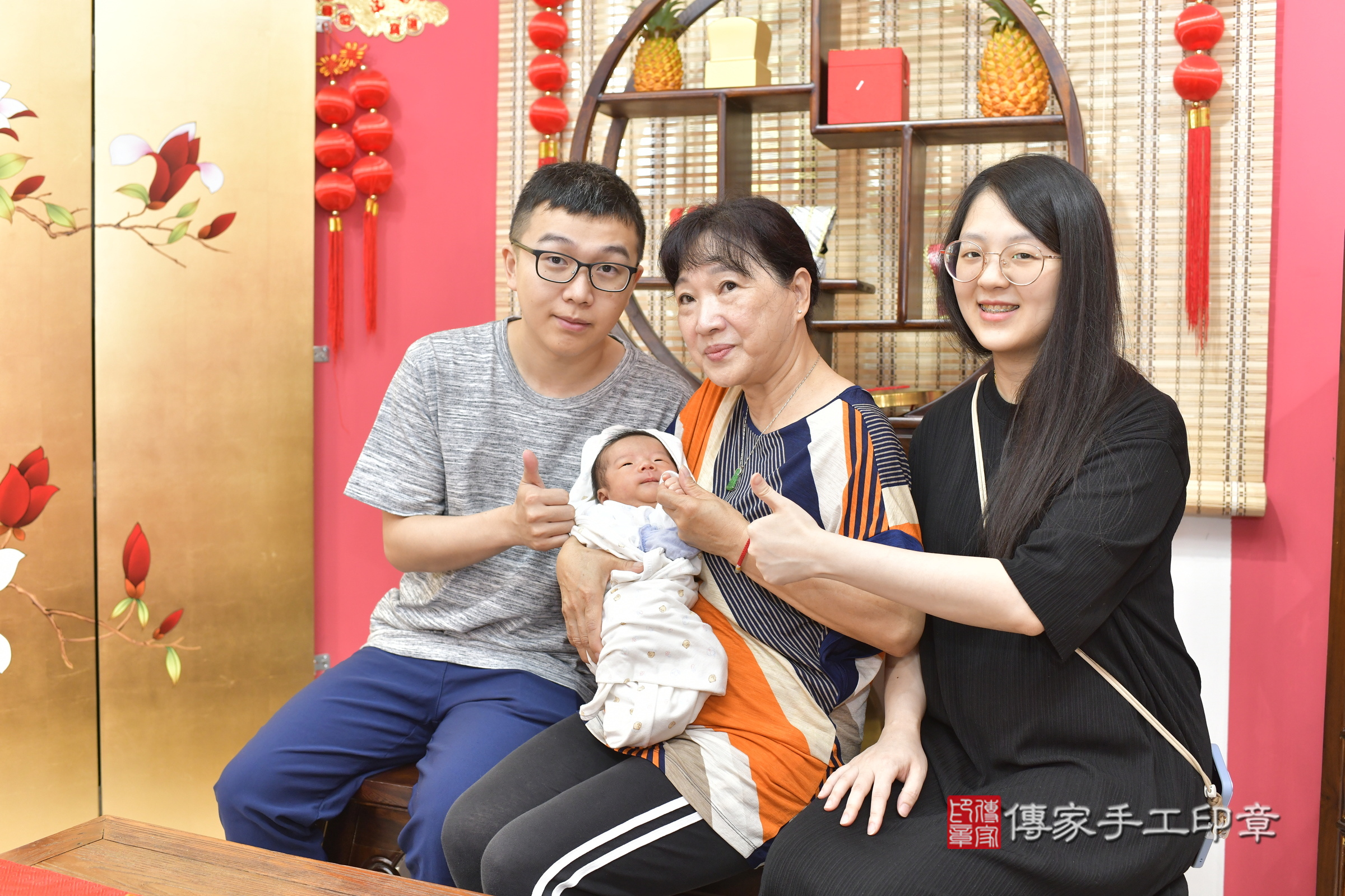 小至寶寶(新竹市香山區嬰兒寶寶滿月剃頭理髮、嬰兒剃胎毛儀式吉祥話)。中國風會場，爸媽寶貝穿「日中韓」古裝禮服。專業拍照、證書。★購買「臍帶章、肚臍章、胎毛筆刷印章」贈送：剃頭、收涎、抓周，三選一。2024.5.22，照片2