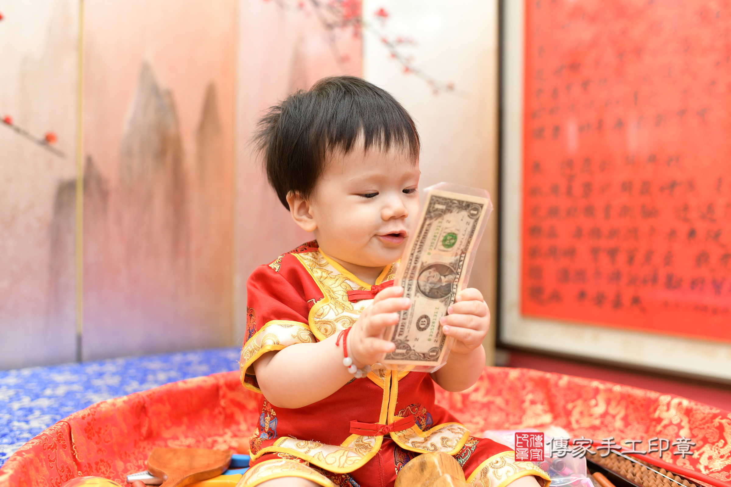 新北市永和區小謙寶寶抓周推薦：傳家新北店抓周度脺中國風會場，嬰兒古禮抓周流程儀式吉祥話、抓周道具物品24種、拍照。抓周證書。2024.5.18，照片15