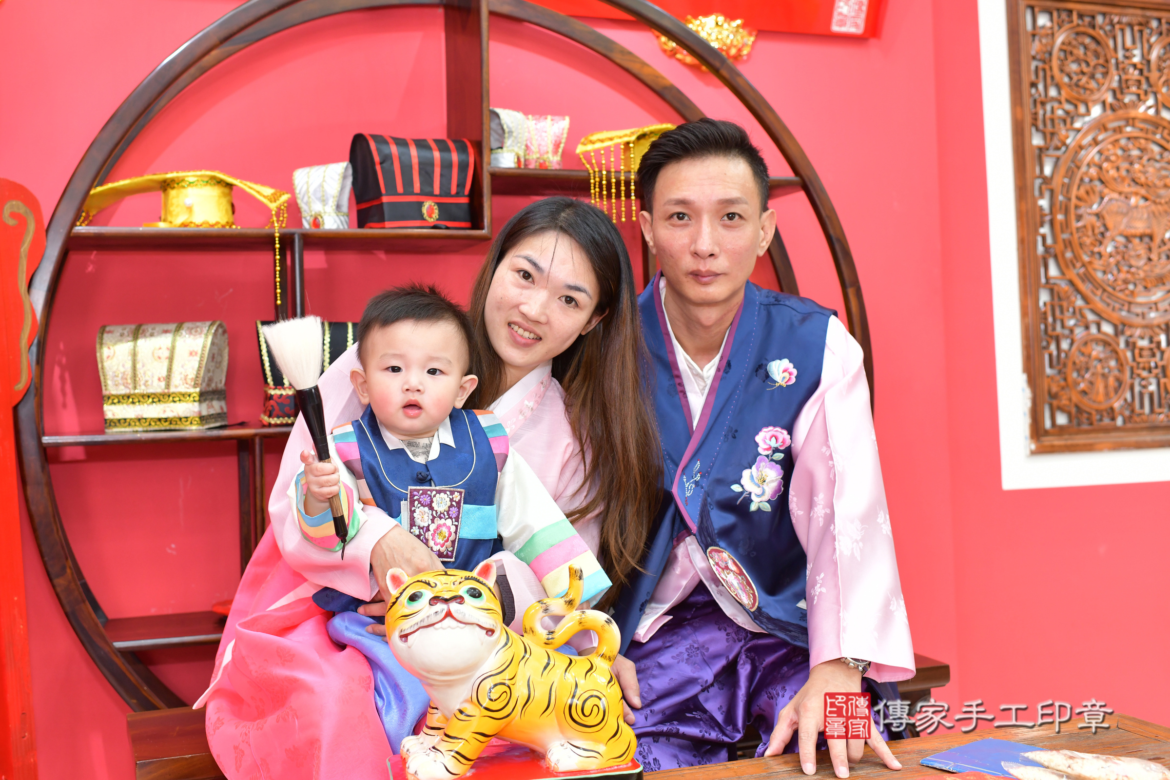 台中市北區小文寶寶抓周推薦：傳家台中店抓周度脺中國風會場，嬰兒古禮抓周流程儀式吉祥話、抓周道具物品24種、拍照。抓周證書。2024.4.21，照片23