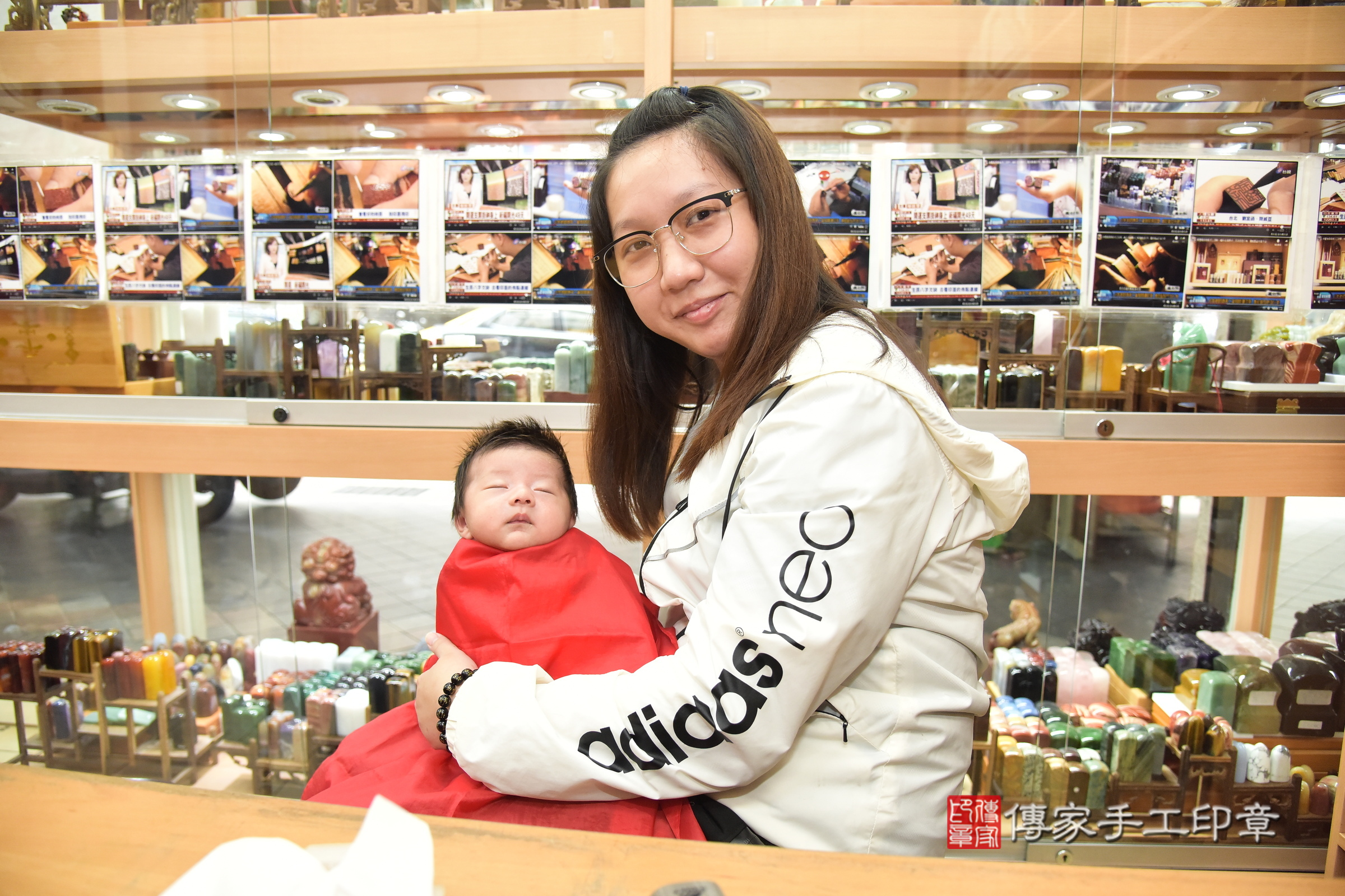 晨晨寶寶(新北市永和區嬰兒寶寶滿月剃頭理髮、嬰兒剃胎毛儀式吉祥話)。中國風會場，爸媽寶貝穿「日中韓」古裝禮服。專業拍照、證書。★購買「臍帶章、肚臍章、胎毛筆刷印章」贈送：剃頭、收涎、抓周，三選一。2024.4.24，照片10