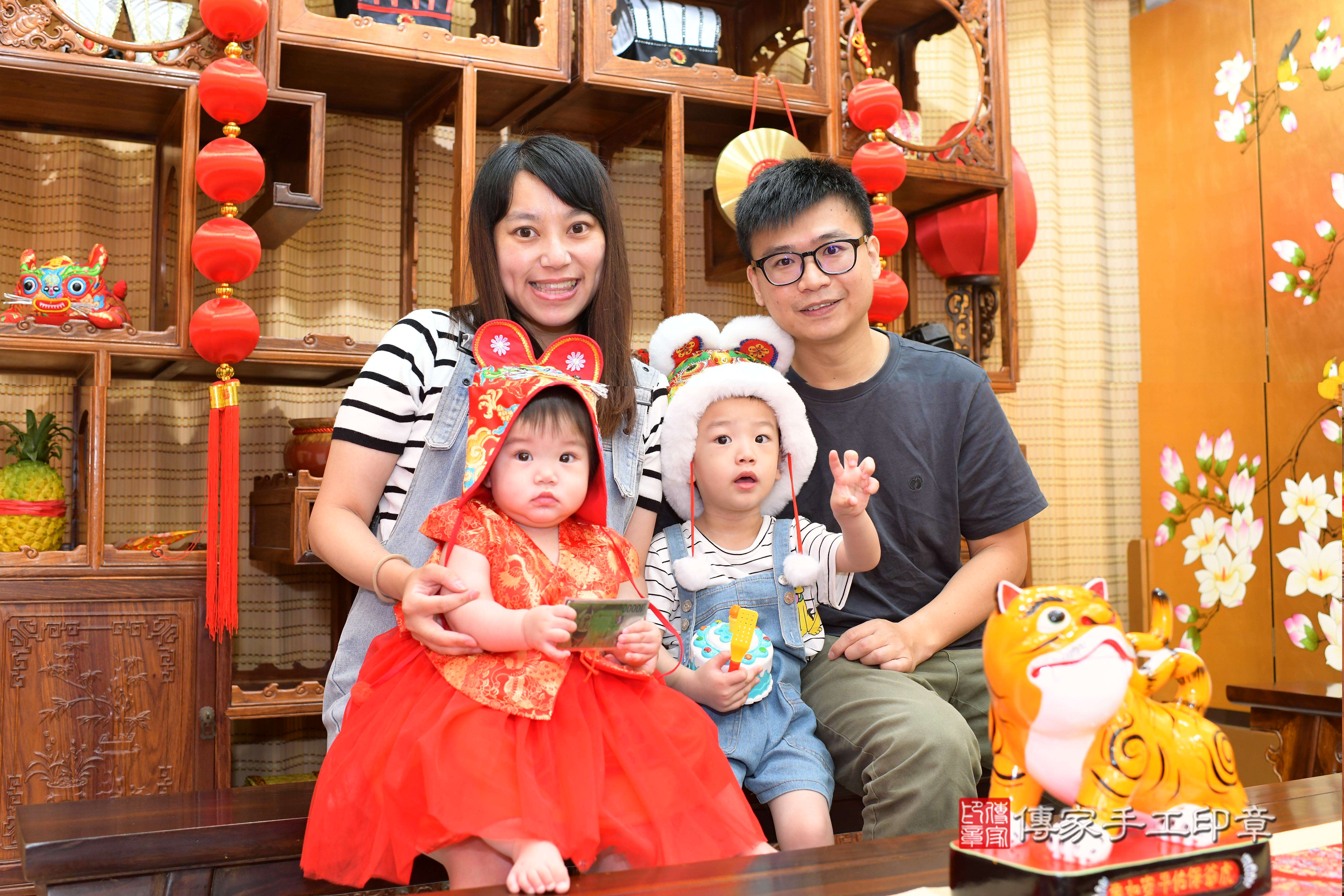 傳家手工印章台南店、抓周、度脺、中國風會場、傳家嬰兒古禮、吉祥話、抓周道具物品24種、拍照。抓周證書。寶寶抓周、滿周歲、生日快樂、祝福