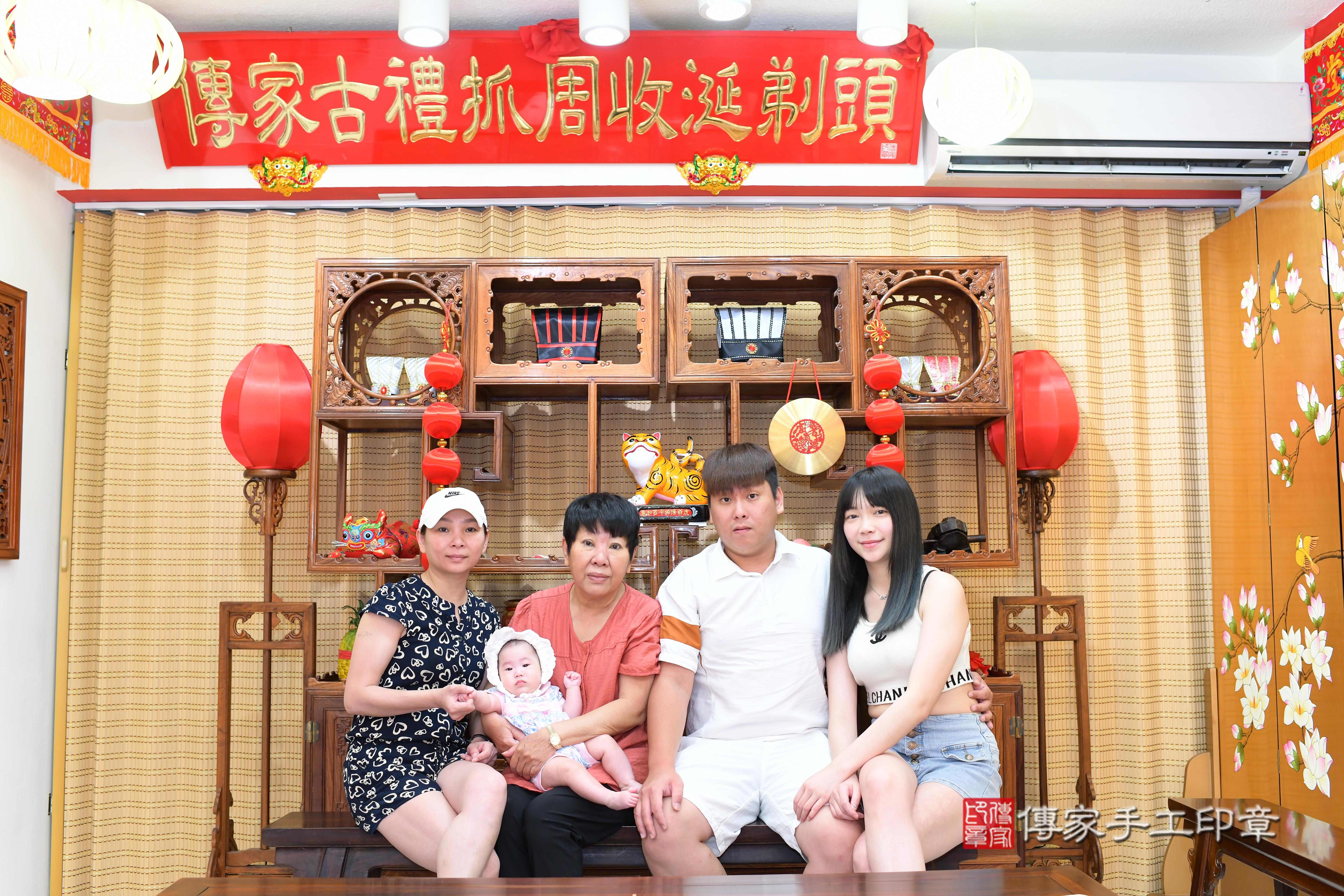 傳家手工印章台南店、抓周、度脺、中國風會場、傳家嬰兒古禮、吉祥話、抓周道具物品24種、拍照。抓周證書。寶寶抓周、滿周歲、生日快樂、祝福
