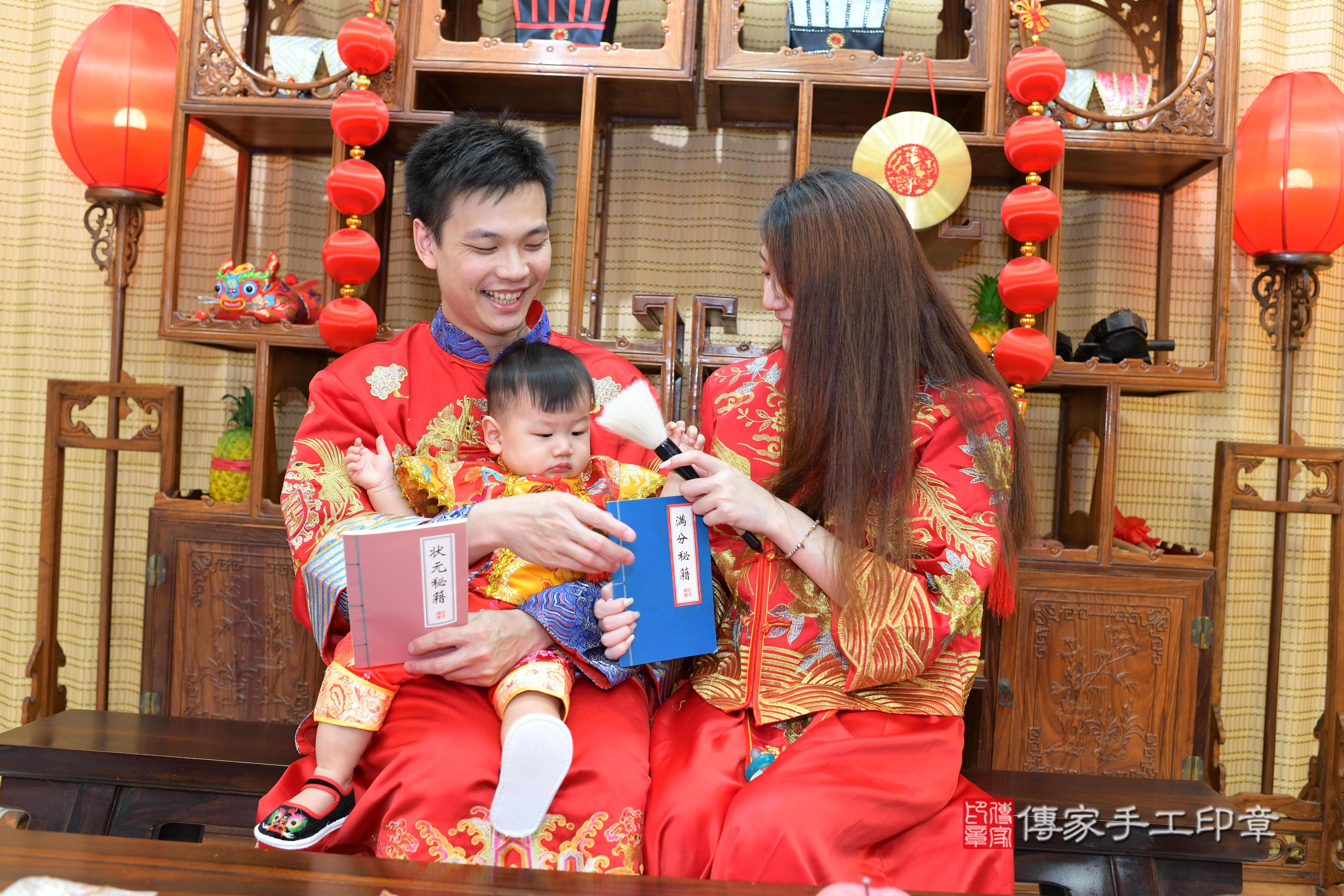 傳家手工印章台南店、抓周、度脺、中國風會場、傳家嬰兒古禮、吉祥話、抓周道具物品24種、拍照。抓周證書。寶寶抓周、滿周歲、生日快樂、祝福