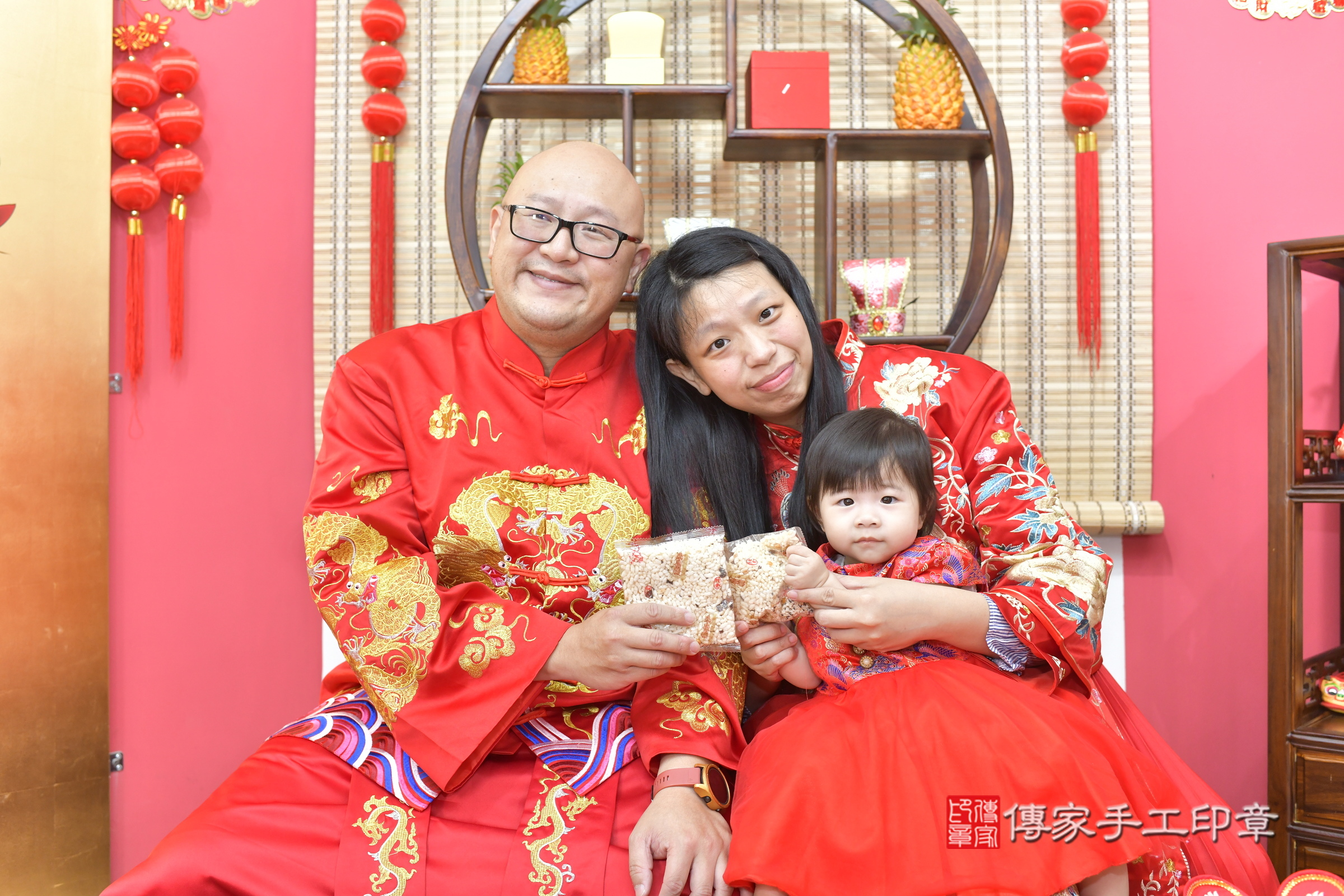 新竹市香山區小怡寶寶抓周推薦：傳家新竹店抓周度脺中國風會場，嬰兒古禮抓周流程儀式吉祥話、抓周道具物品24種、拍照。抓周證書。2024.6.2，照片11