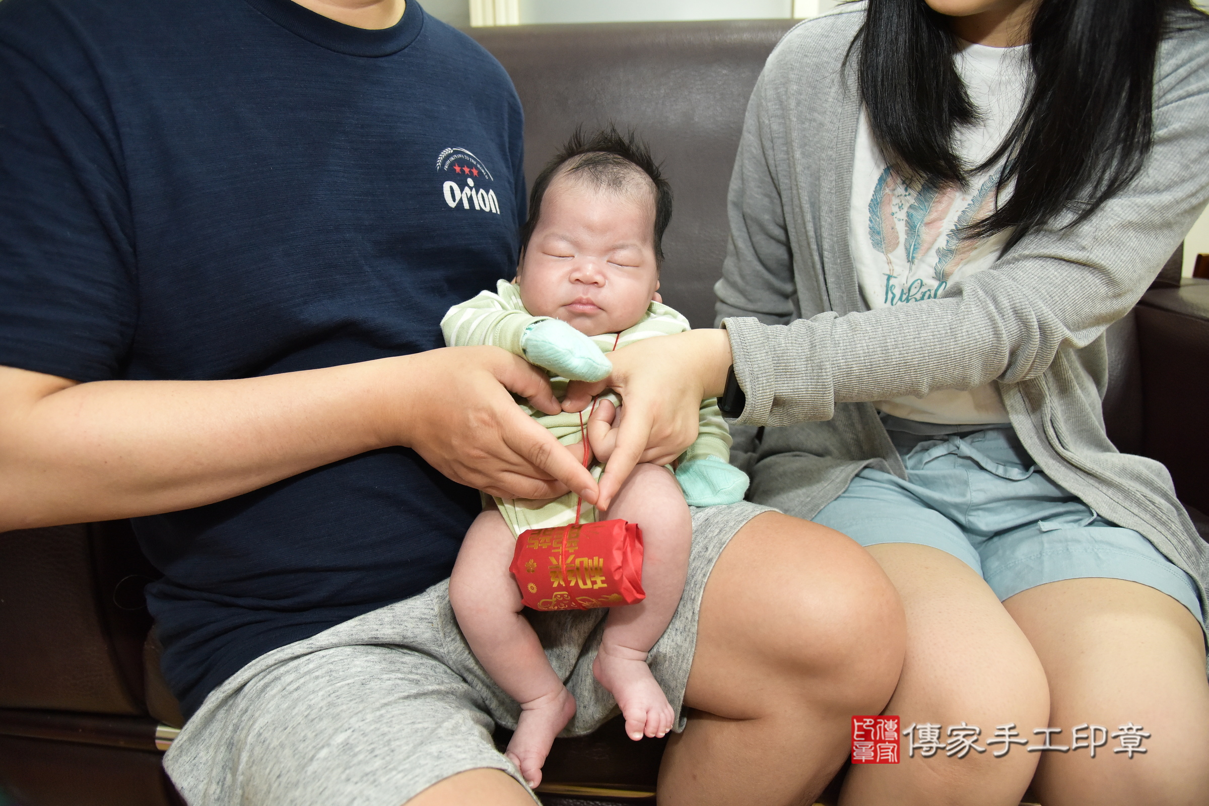 小翊寶寶(新北市永和區到府嬰兒小翊寶寶滿月剃頭理髮、到府嬰兒剃胎毛儀式吉祥話)。到府剃頭剃胎毛主持、專業拍照、證書。★購買「臍帶章、肚臍章、胎毛筆刷印章」贈送：剃頭、收涎、抓周，三選一。2024.6.2，照片2