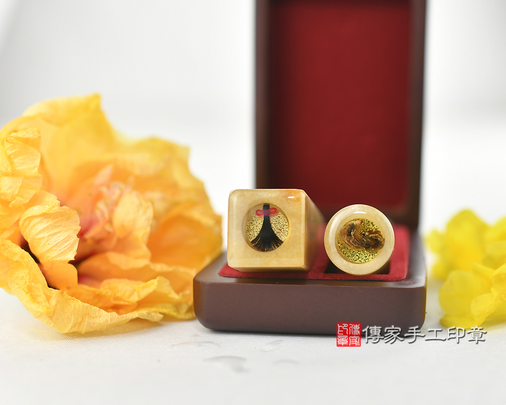 新疆黃玉臍帶、胎毛印章、新疆黃玉寶寶印章、新疆黃玉個人印章 傳家手工印章台中店2024.06.20 新疆黃玉臍帶、胎毛印章、新疆黃玉寶寶印章、新疆黃玉個人印章 傳家手工印章台中店2024.06.20