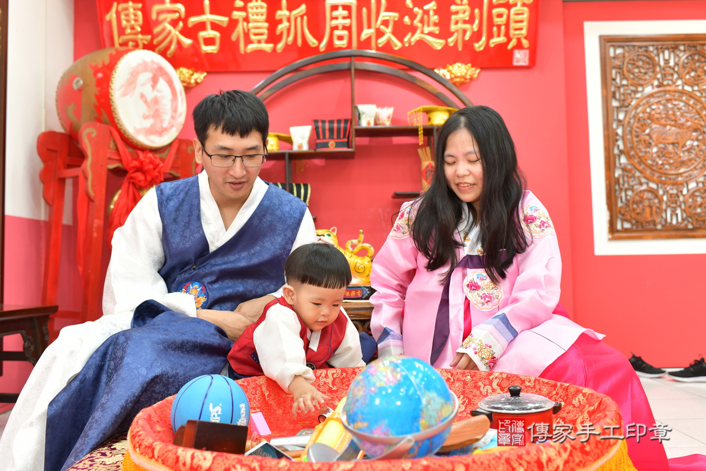台中市北區小峰寶寶抓周推薦：傳家台中店抓周度脺中國風會場，嬰兒古禮抓周流程儀式吉祥話、抓周道具物品24種、拍照。抓周證書。2024.5.24，照片5
