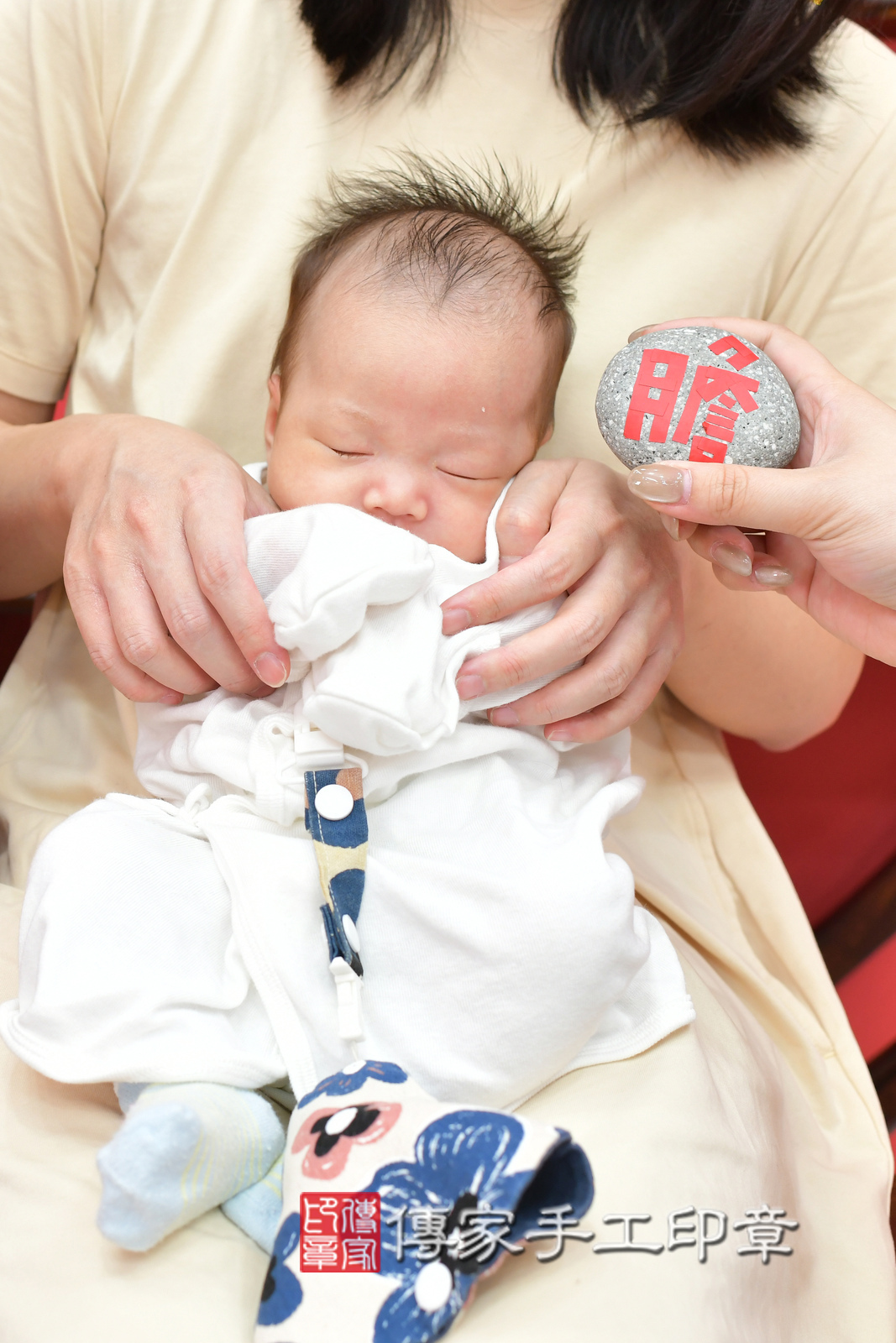 琳琳寶寶(台中市北區嬰兒寶寶滿月剃頭理髮、嬰兒剃胎毛儀式吉祥話)。中國風會場，爸媽寶貝穿「日中韓」古裝禮服。專業拍照、證書。★購買「臍帶章、肚臍章、胎毛筆刷印章」贈送：剃頭、收涎、抓周，三選一。2024.5.25，照片5