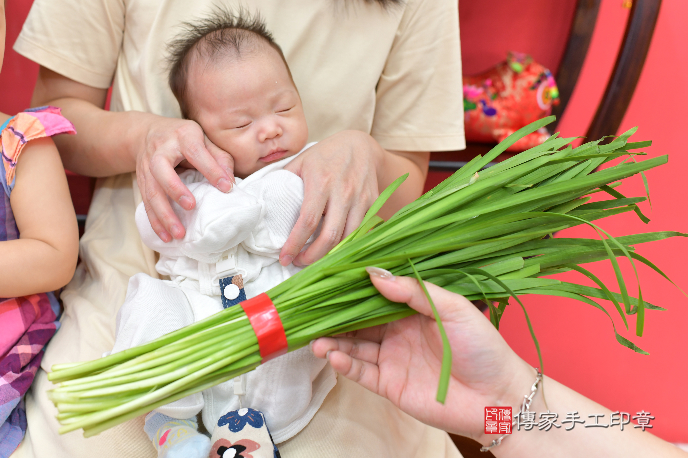 琳琳寶寶(台中市北區嬰兒寶寶滿月剃頭理髮、嬰兒剃胎毛儀式吉祥話)。中國風會場，爸媽寶貝穿「日中韓」古裝禮服。專業拍照、證書。★購買「臍帶章、肚臍章、胎毛筆刷印章」贈送：剃頭、收涎、抓周，三選一。2024.5.25，照片14