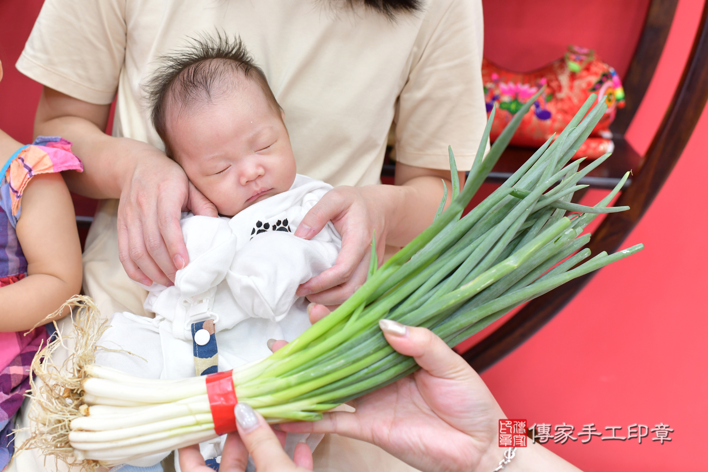琳琳寶寶(台中市北區嬰兒寶寶滿月剃頭理髮、嬰兒剃胎毛儀式吉祥話)。中國風會場，爸媽寶貝穿「日中韓」古裝禮服。專業拍照、證書。★購買「臍帶章、肚臍章、胎毛筆刷印章」贈送：剃頭、收涎、抓周，三選一。2024.5.25，照片15