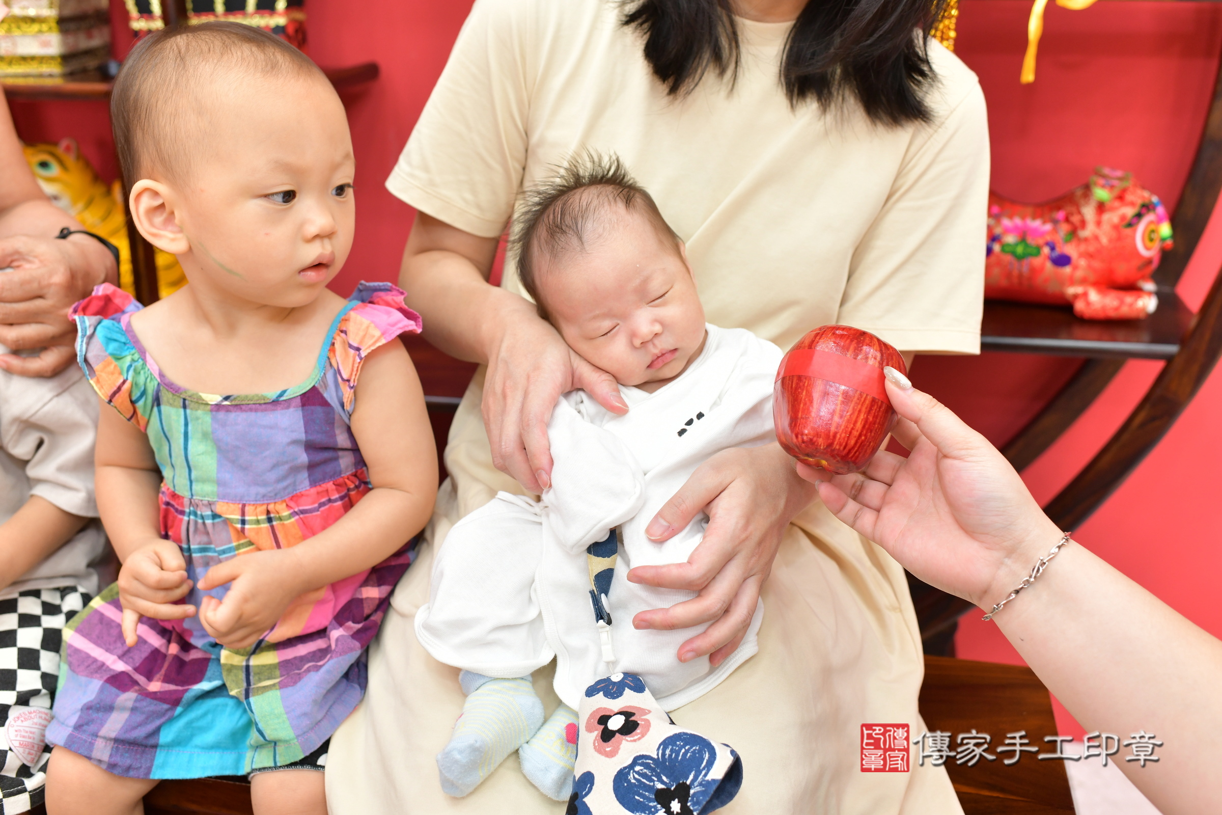 琳琳寶寶(台中市北區嬰兒寶寶滿月剃頭理髮、嬰兒剃胎毛儀式吉祥話)。中國風會場，爸媽寶貝穿「日中韓」古裝禮服。專業拍照、證書。★購買「臍帶章、肚臍章、胎毛筆刷印章」贈送：剃頭、收涎、抓周，三選一。2024.5.25，照片8