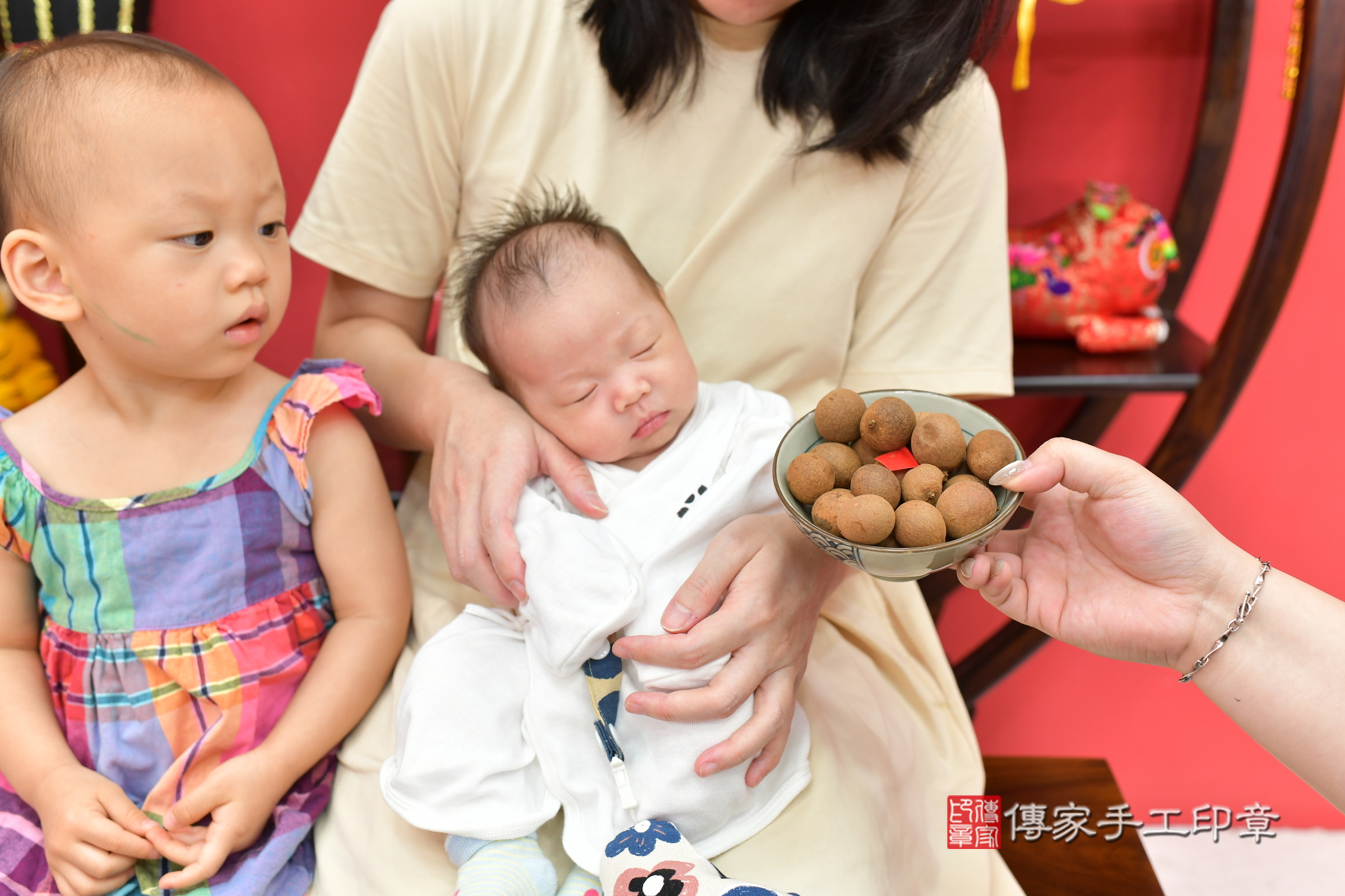 琳琳寶寶(台中市北區嬰兒寶寶滿月剃頭理髮、嬰兒剃胎毛儀式吉祥話)。中國風會場，爸媽寶貝穿「日中韓」古裝禮服。專業拍照、證書。★購買「臍帶章、肚臍章、胎毛筆刷印章」贈送：剃頭、收涎、抓周，三選一。2024.5.25，照片12