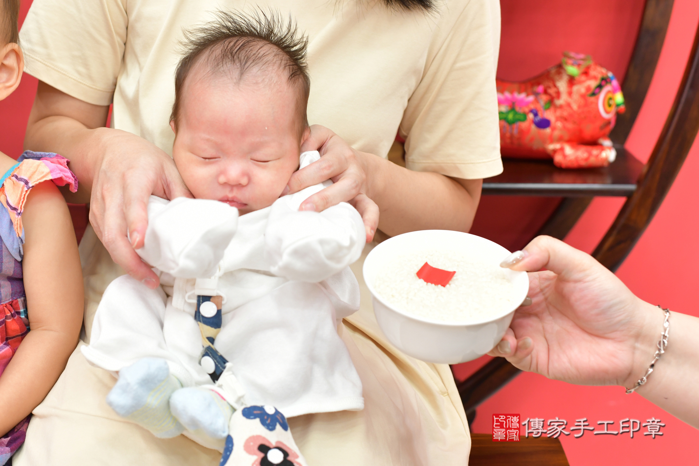 琳琳寶寶(台中市北區嬰兒寶寶滿月剃頭理髮、嬰兒剃胎毛儀式吉祥話)。中國風會場，爸媽寶貝穿「日中韓」古裝禮服。專業拍照、證書。★購買「臍帶章、肚臍章、胎毛筆刷印章」贈送：剃頭、收涎、抓周，三選一。2024.5.25，照片11
