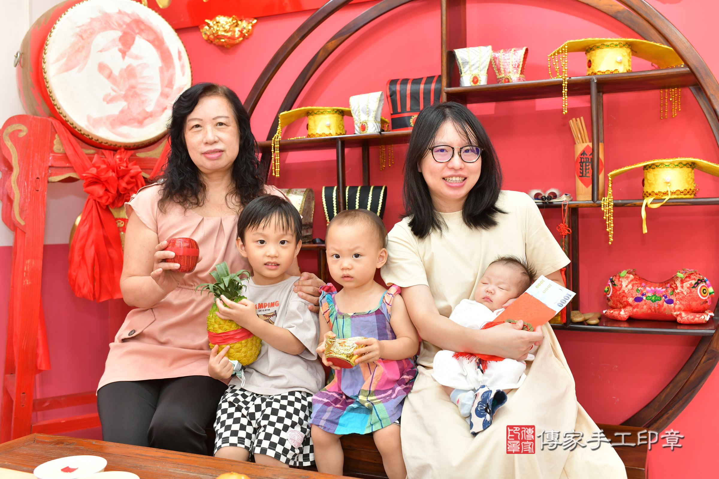 琳琳寶寶(台中市北區嬰兒寶寶滿月剃頭理髮、嬰兒剃胎毛儀式吉祥話)。中國風會場，爸媽寶貝穿「日中韓」古裝禮服。專業拍照、證書。★購買「臍帶章、肚臍章、胎毛筆刷印章」贈送：剃頭、收涎、抓周，三選一。2024.5.25，照片10