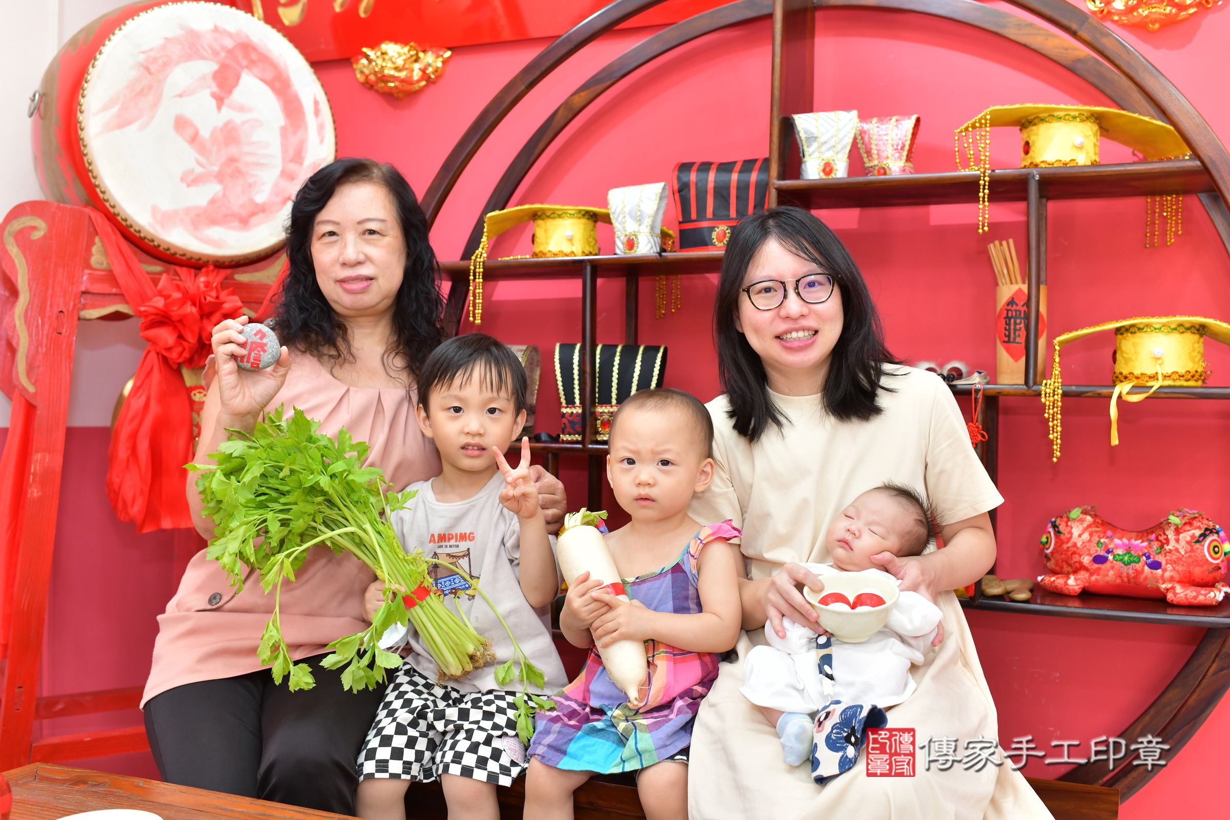 琳琳寶寶(台中市北區嬰兒寶寶滿月剃頭理髮、嬰兒剃胎毛儀式吉祥話)。中國風會場，爸媽寶貝穿「日中韓」古裝禮服。專業拍照、證書。★購買「臍帶章、肚臍章、胎毛筆刷印章」贈送：剃頭、收涎、抓周，三選一。2024.5.25，照片6