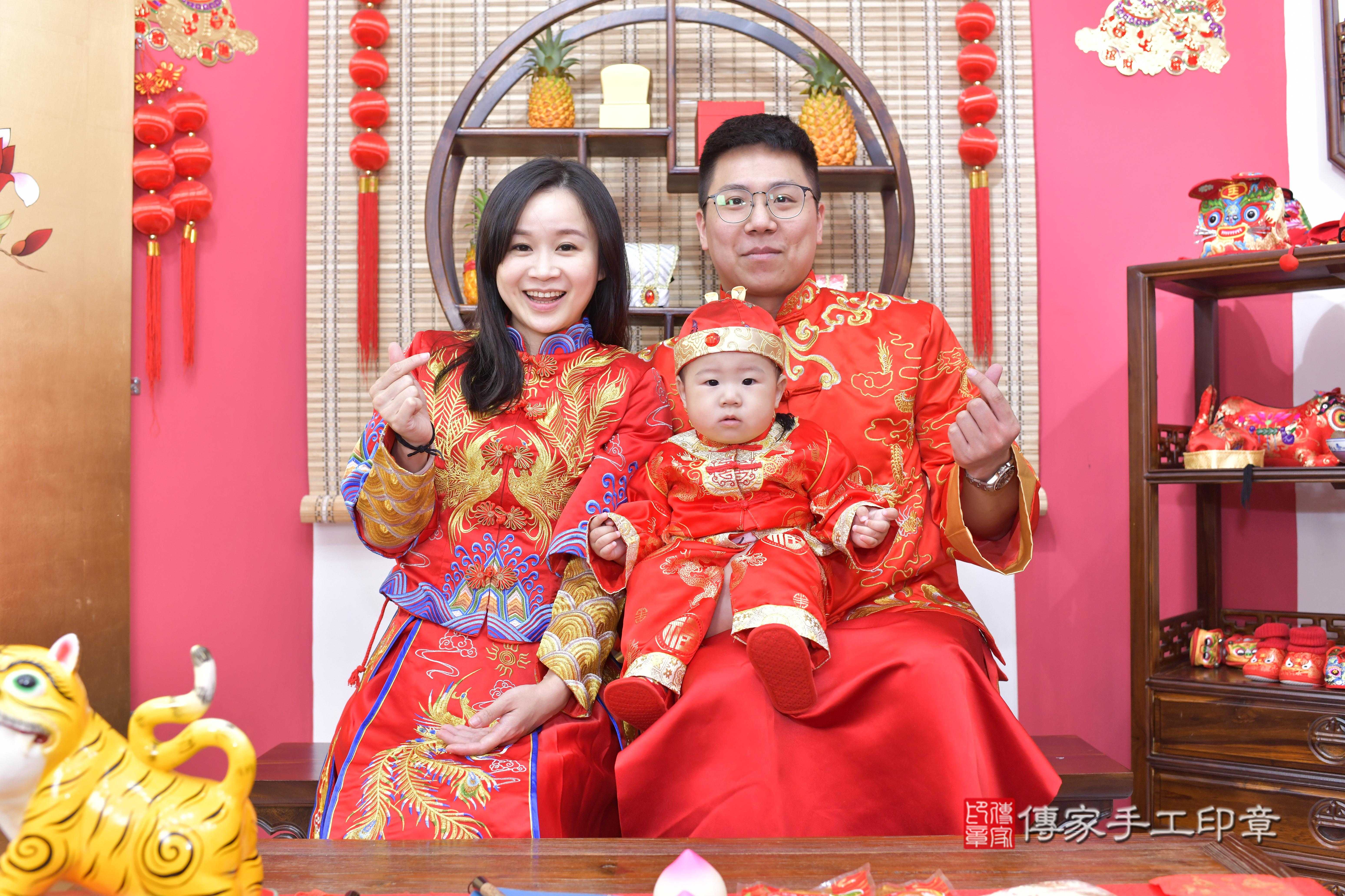 傳家手工印章新竹店、抓周、度脺、中國風會場、傳家嬰兒古禮、吉祥話、抓周道具物品24種、拍照。抓周證書。寶寶抓周、滿周歲、生日快樂、祝福