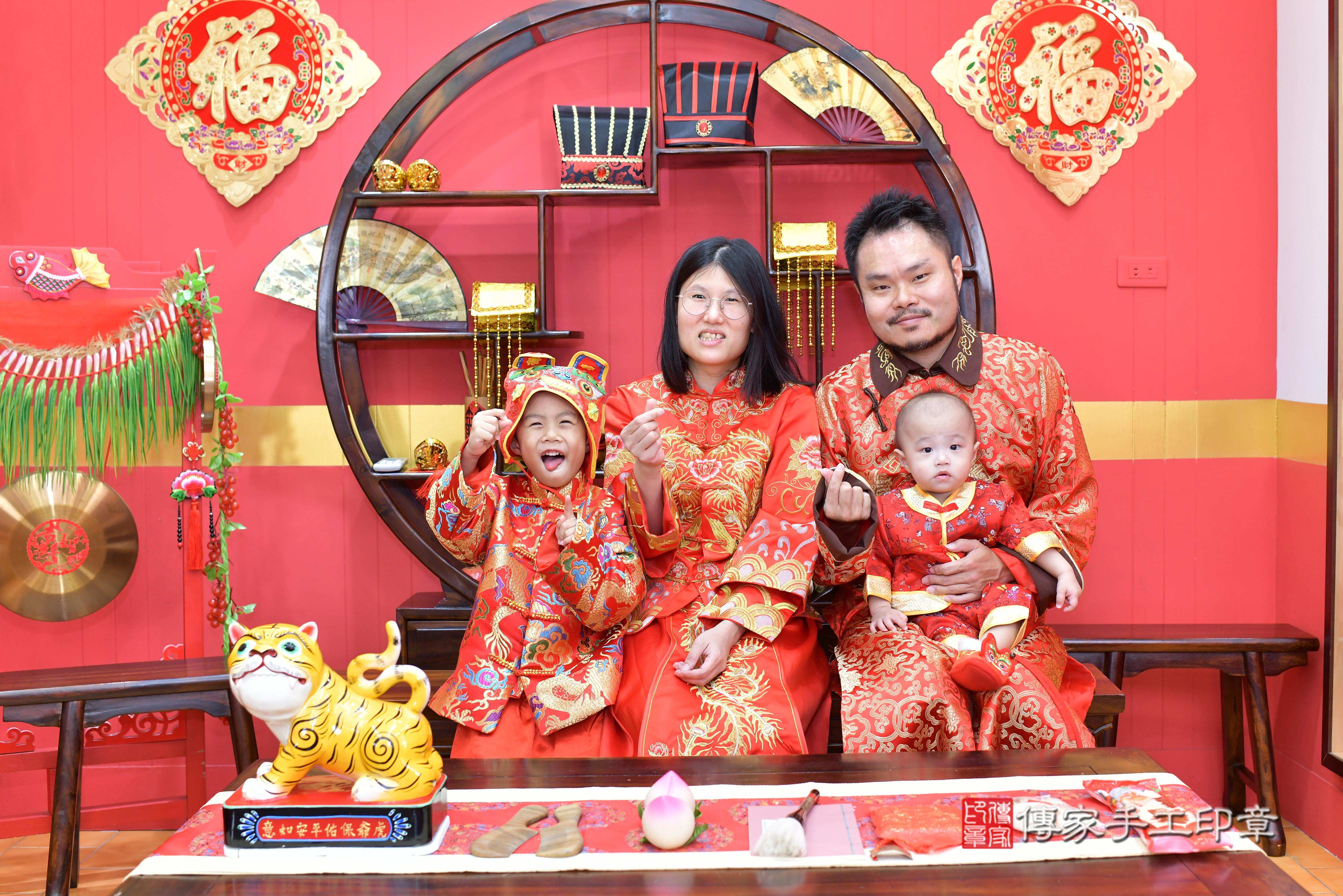 傳家手工印章桃園店、抓周、度脺、中國風會場、傳家嬰兒古禮、吉祥話、抓周道具物品24種、拍照。抓周證書。寶寶抓周、滿周歲、生日快樂、祝福