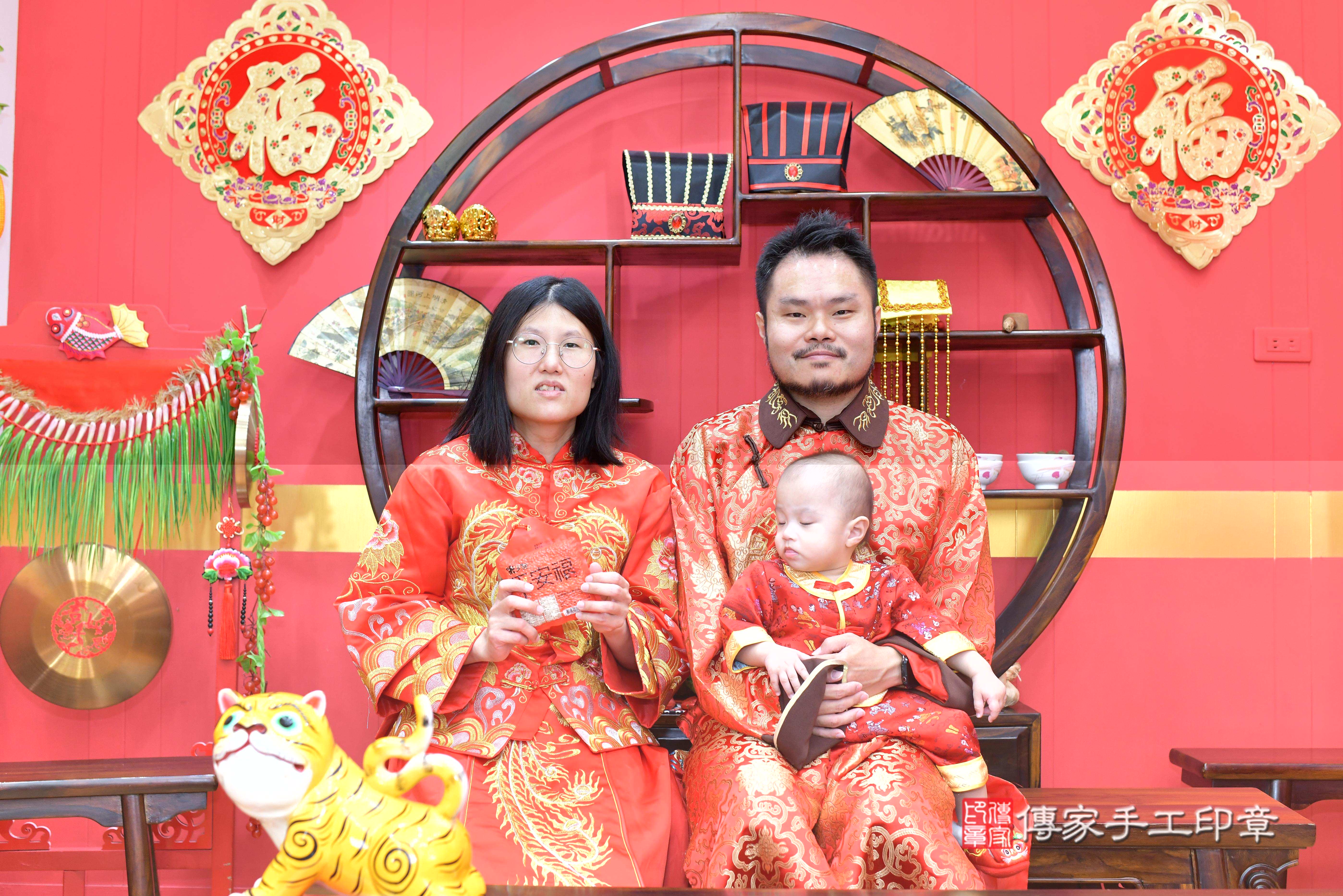 傳家手工印章桃園店、抓周、度脺、中國風會場、傳家嬰兒古禮、吉祥話、抓周道具物品24種、拍照。抓周證書。寶寶抓周、滿周歲、生日快樂、祝福 傳家手工印章桃園店、抓周、度脺、中國風會場、傳家嬰兒古禮、吉祥話、抓周道具物品24種、拍照。抓周證書。寶寶抓周、滿周歲、生日快樂、祝福