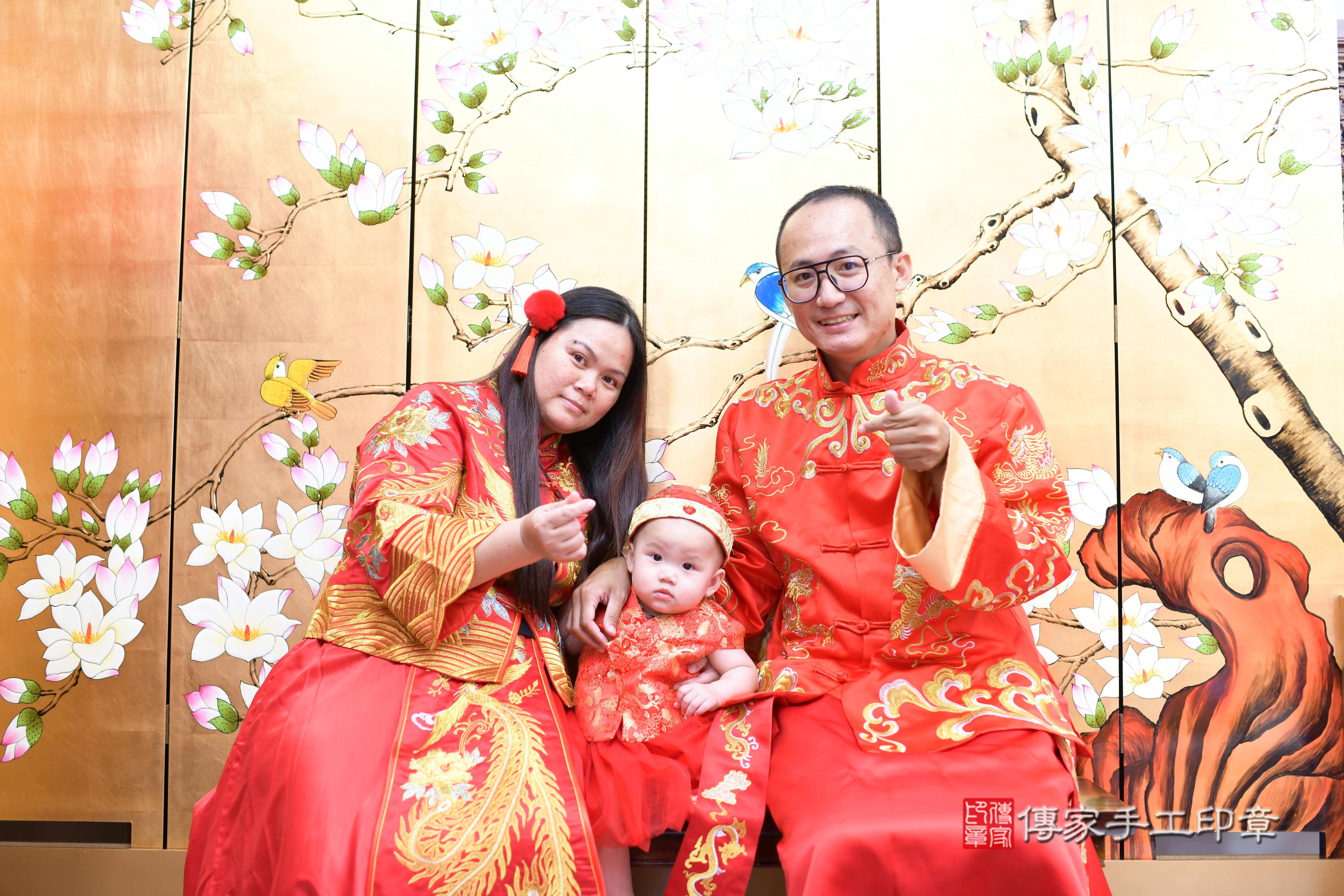 傳家手工印章台南店、抓周、度脺、中國風會場、傳家嬰兒古禮、吉祥話、抓周道具物品24種、拍照。抓周證書。寶寶抓周、滿周歲、生日快樂、祝福