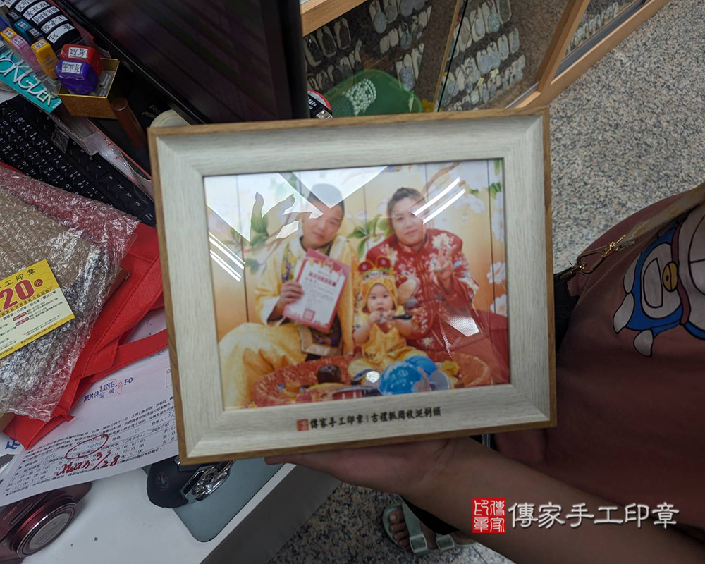 台中市豐原區哲哲寶貝抓周推薦：傳家台中店抓周度脺中國風會場，嬰兒古禮抓周流程儀式吉祥話、抓周道具物品24種、拍照。抓周證書。2024.06.15