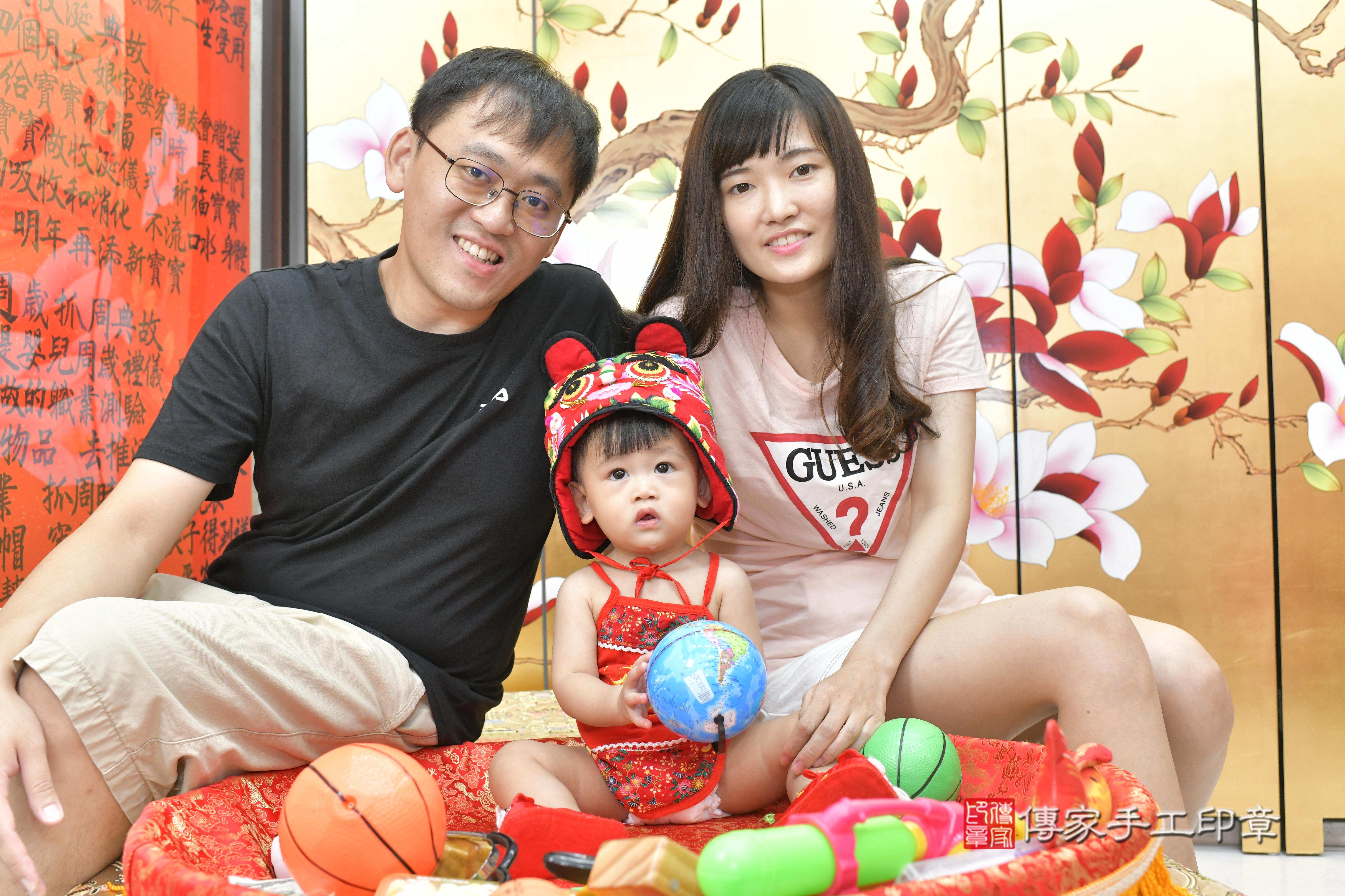 傳家手工印章新竹店、抓周、度脺、中國風會場、傳家嬰兒古禮、吉祥話、抓周道具物品24種、拍照。抓周證書。寶寶抓周、滿周歲、生日快樂、祝福