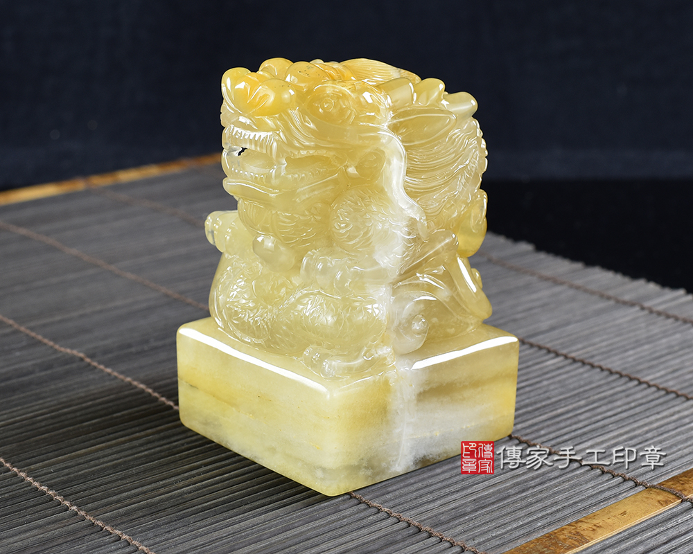 頂級新疆黃玉精雕龍廟章