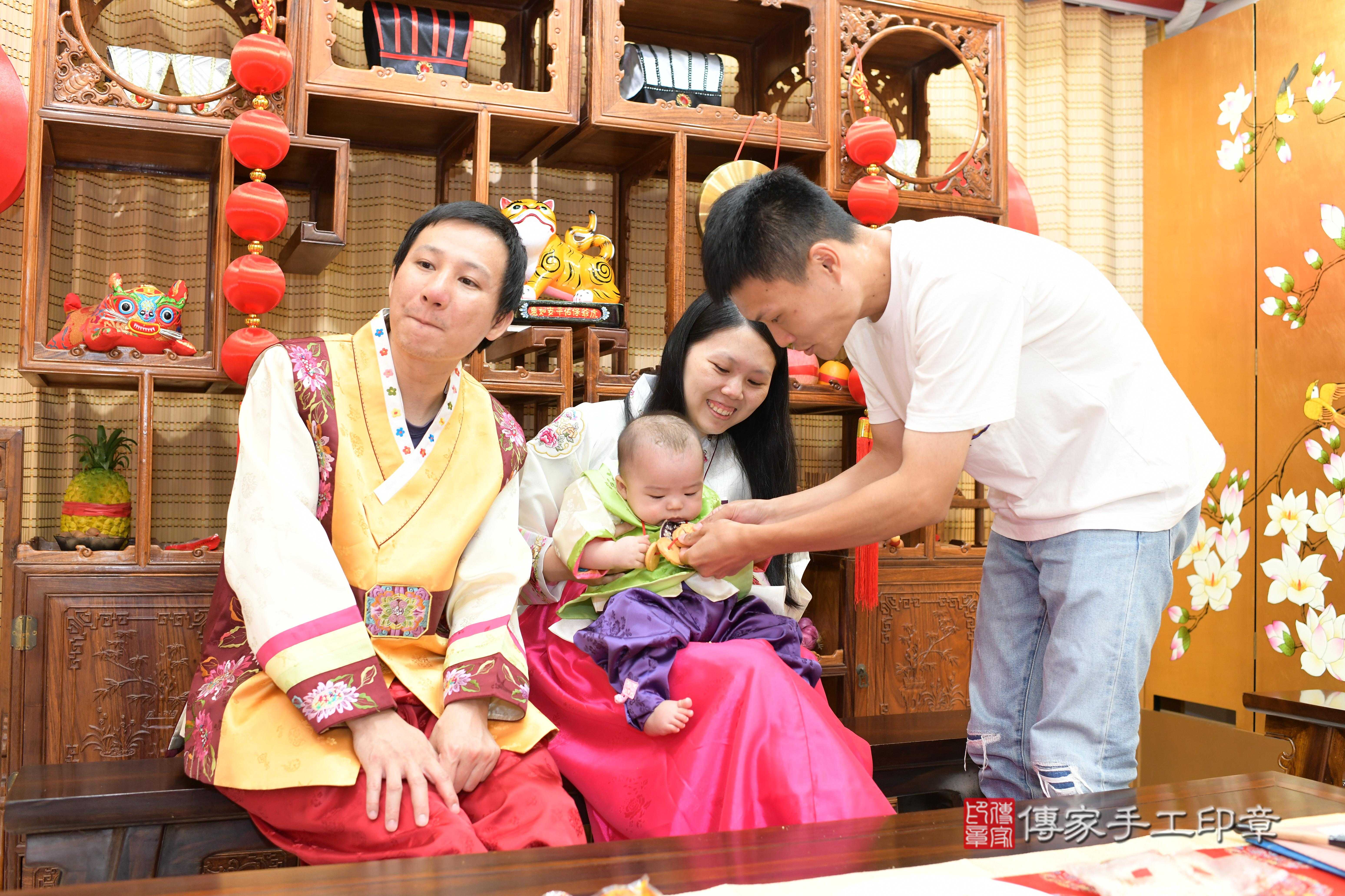 傳家手工印章台南店、抓周、度脺、中國風會場、傳家嬰兒古禮、吉祥話、抓周道具物品24種、拍照。抓周證書。寶寶抓周、滿周歲、生日快樂、祝福