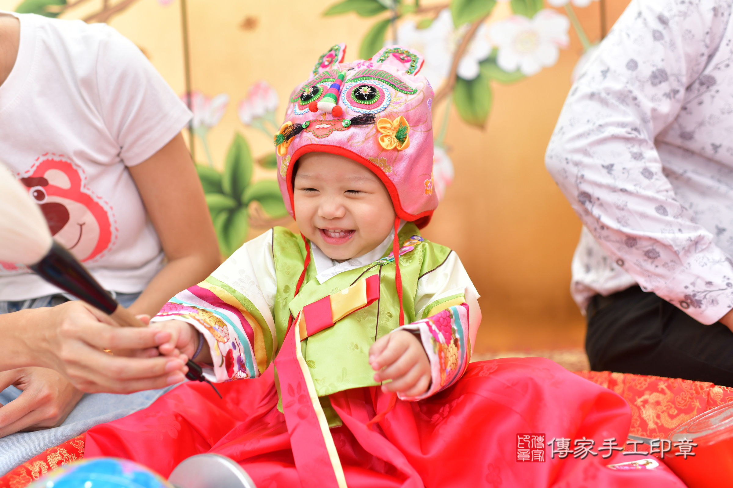 台中市北區小潔寶寶抓周推薦：傳家台中店抓周度脺中國風會場，嬰兒古禮抓周流程儀式吉祥話、抓周道具物品24種、拍照。抓周證書。2024.6.7，照片12