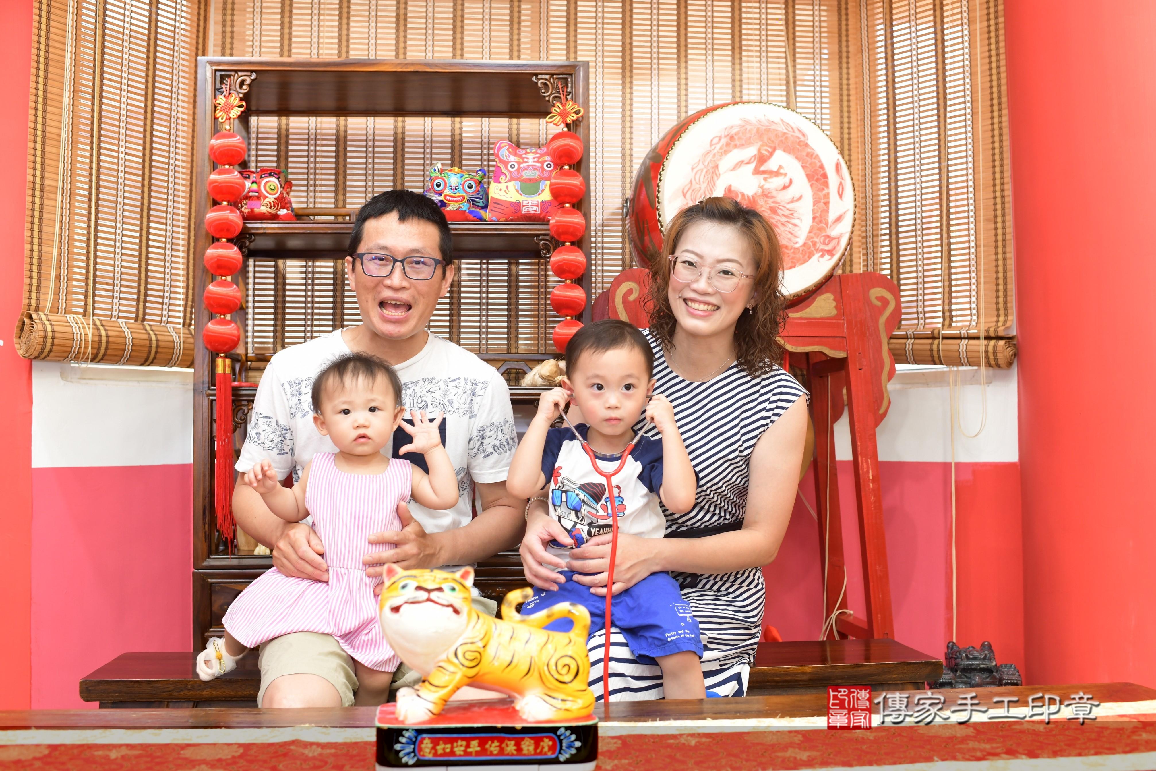 傳家手工印章高雄店、抓周、度脺、中國風會場、傳家嬰兒古禮、吉祥話、抓周道具物品24種、拍照。抓周證書。寶寶抓周、滿周歲、生日快樂、祝福