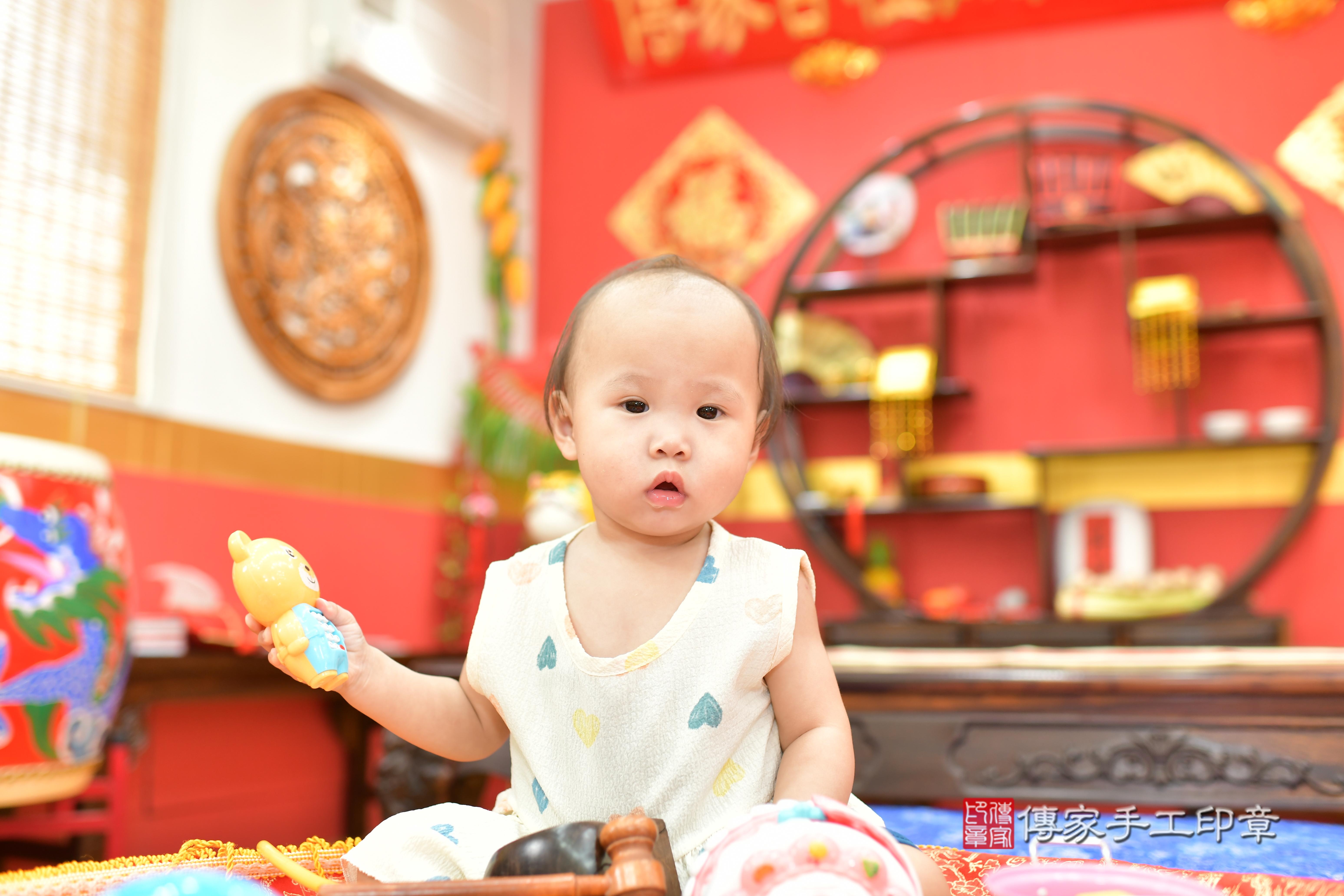 傳家手工印章桃園店、抓周、度脺、中國風會場、傳家嬰兒古禮、吉祥話、抓周道具物品24種、拍照。抓周證書。寶寶抓周、滿周歲、生日快樂、祝福
