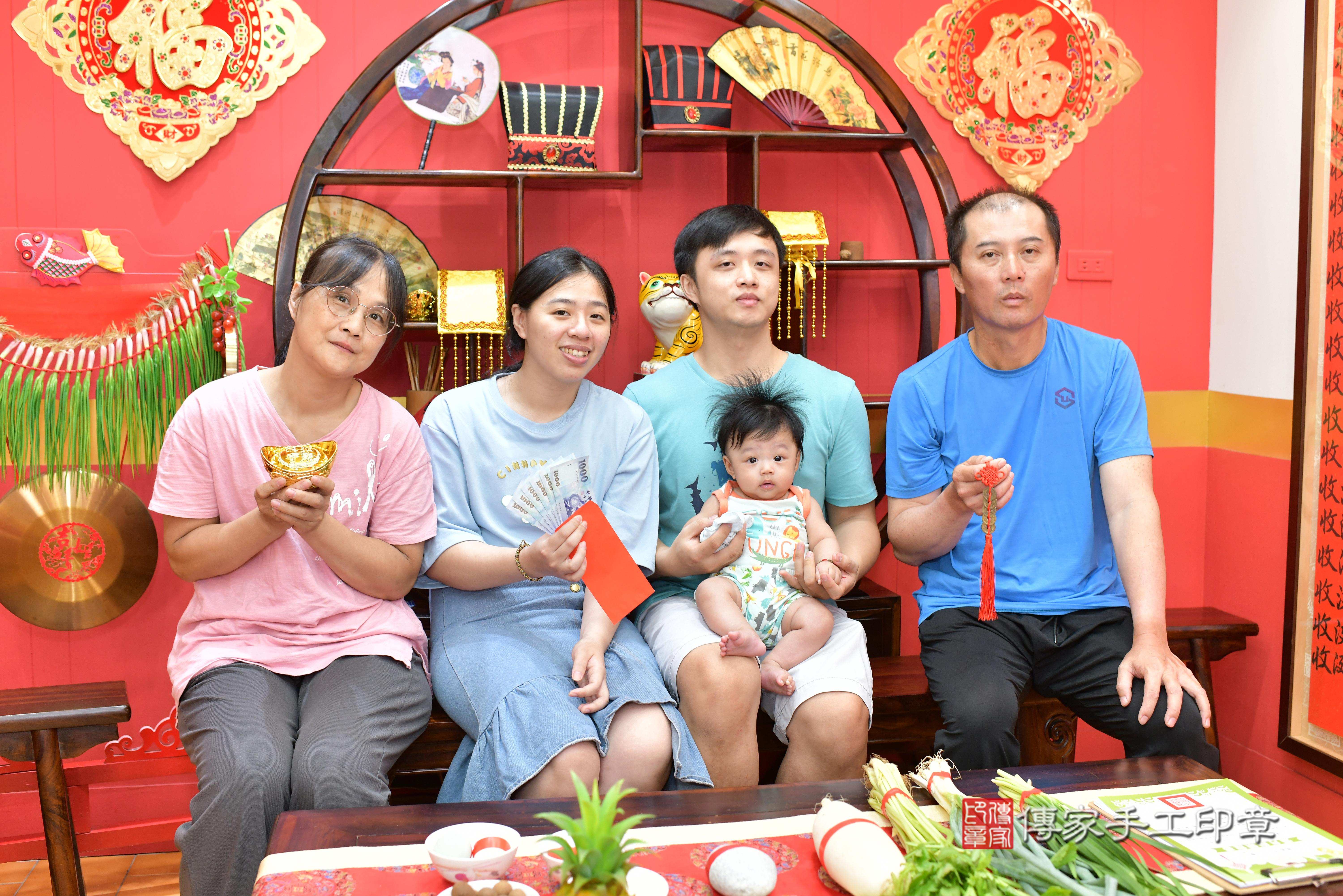 傳家手工印章桃園店、抓周、度脺、中國風會場、傳家嬰兒古禮、吉祥話、抓周道具物品24種、拍照。抓周證書。寶寶抓周、滿周歲、生日快樂、祝福
