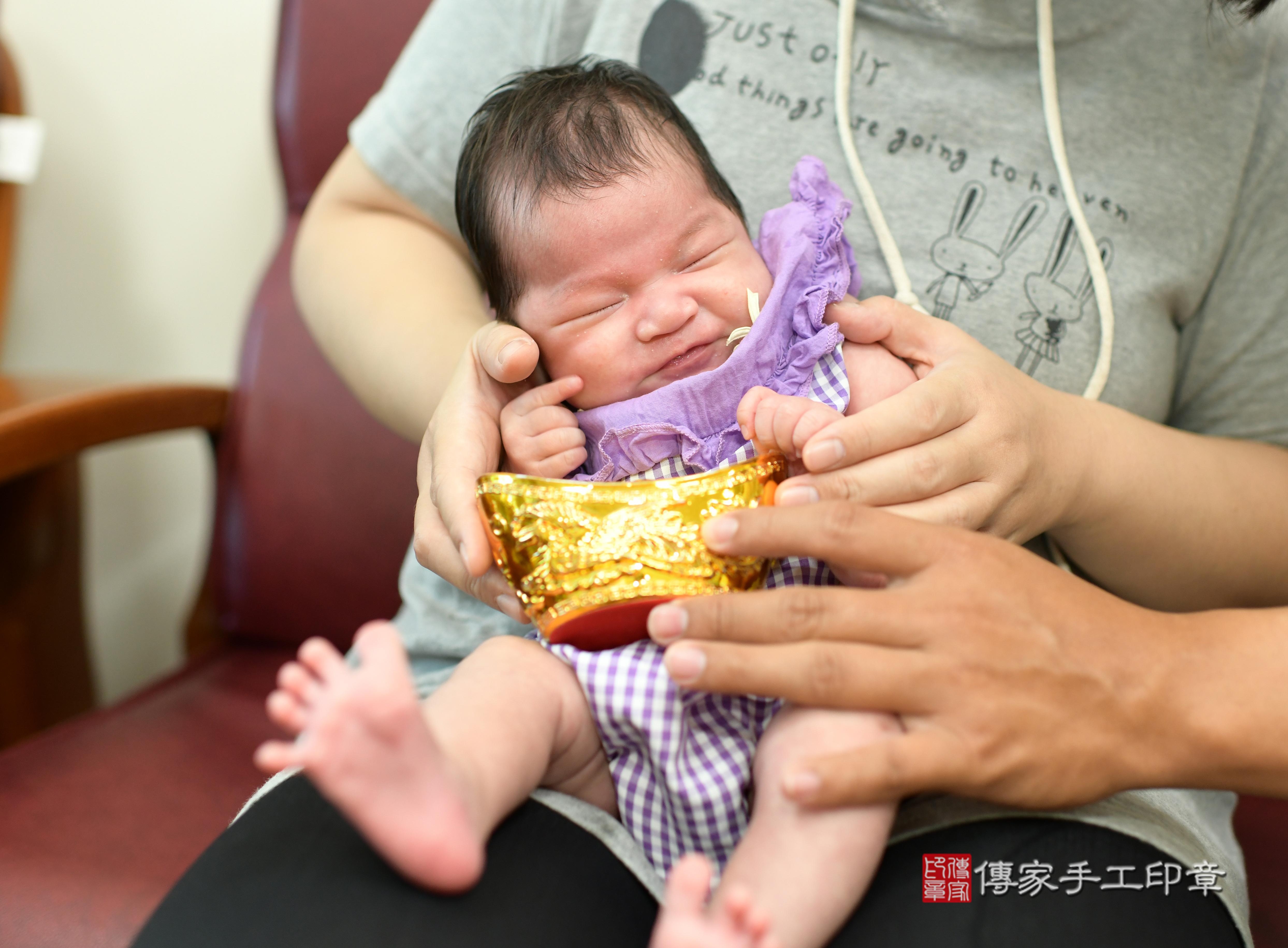 傳家手工印章台南店、抓周、度脺、中國風會場、傳家嬰兒古禮、吉祥話、抓周道具物品24種、拍照。抓周證書。寶寶抓周、滿周歲、生日快樂、祝福